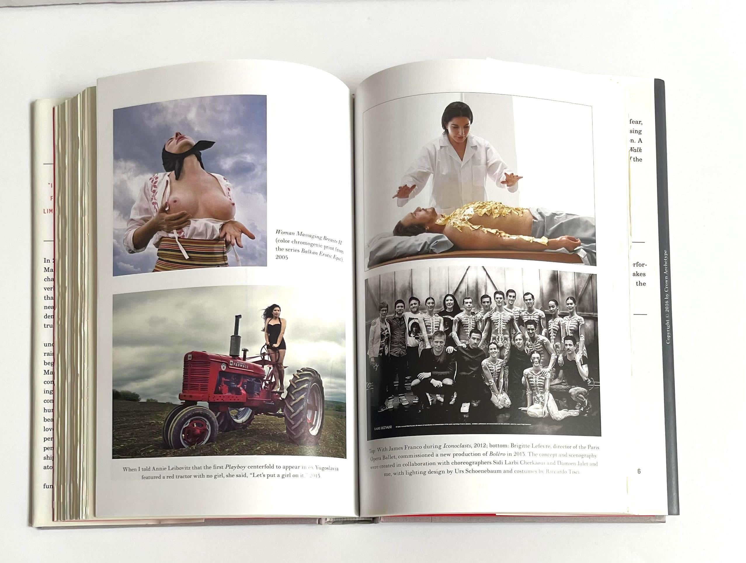Marina Abramović
Walk Through Walls : A Memoir (offiziell handsigniertes Exemplar), 2016
Erstausgabe der gebundenen Monografie, vom Künstler handsigniert und mit dem Aufkleber 