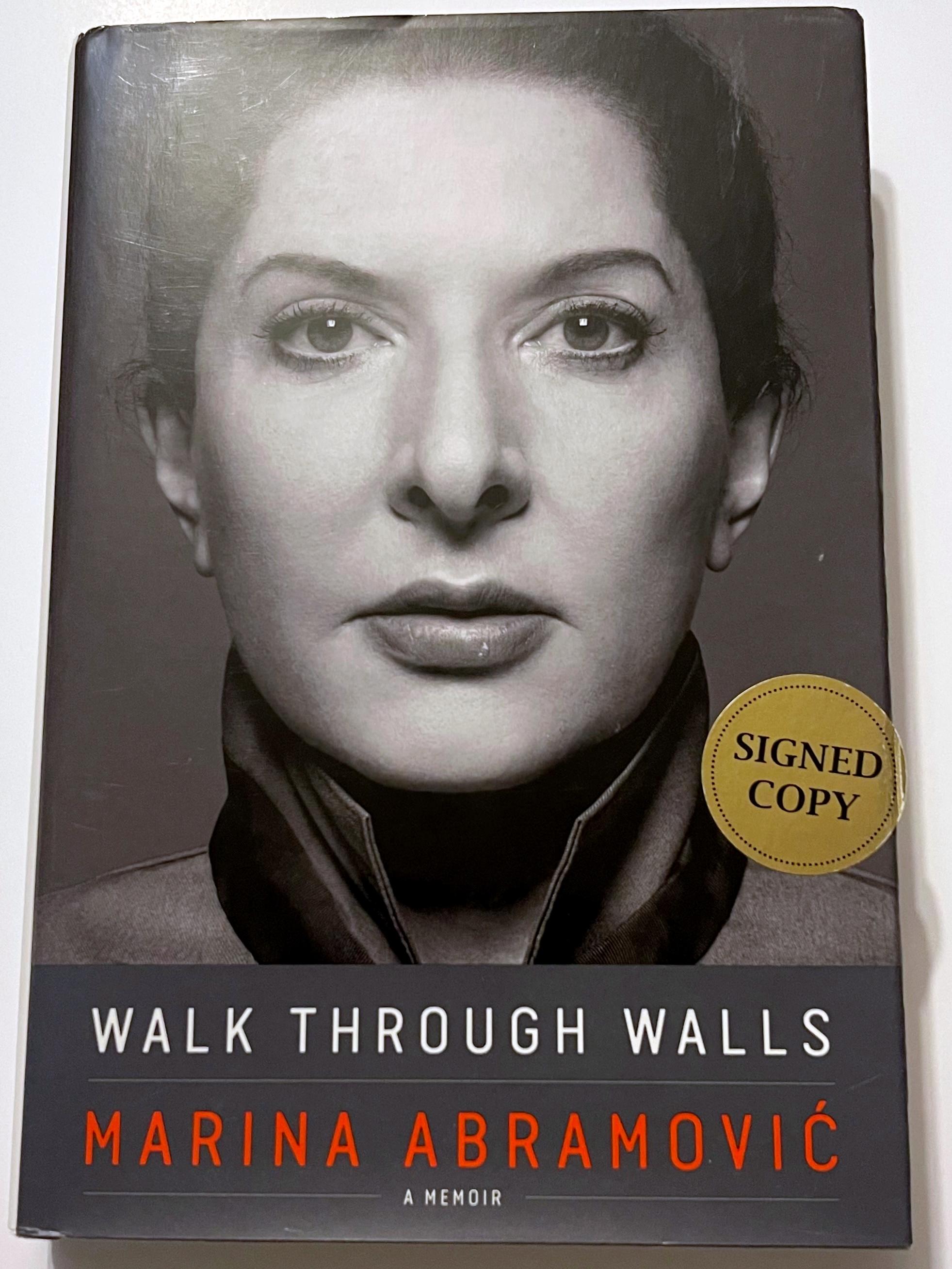 Walk Through Walls : A Memoir (Offiziell handsigniertes Exemplar der gebundenen Monographie)) – Print von Marina Abramovic