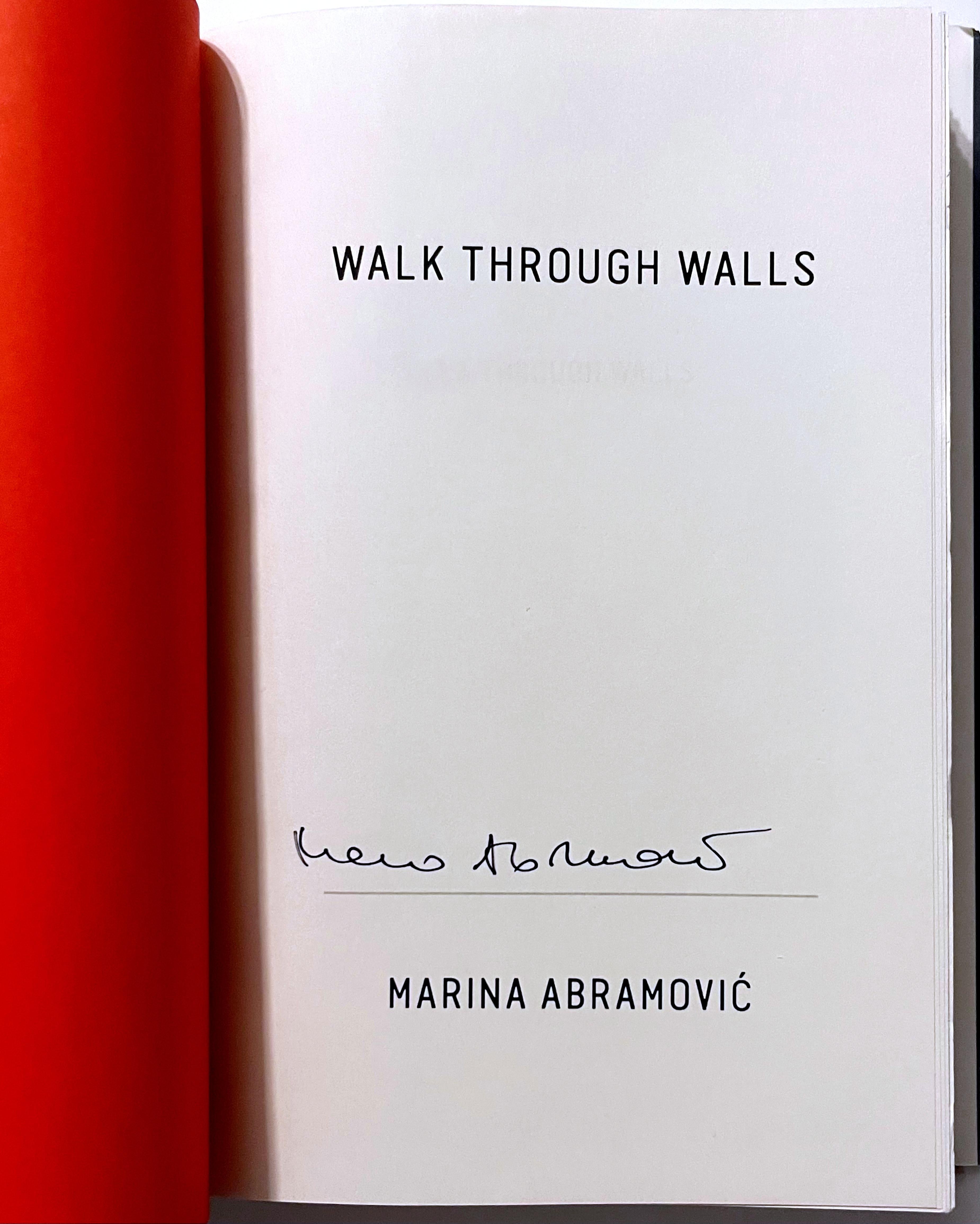 Walk Through Walls : A Memoir (Offiziell handsigniertes Exemplar der gebundenen Monographie)) (Zeitgenössisch), Print, von Marina Abramovic