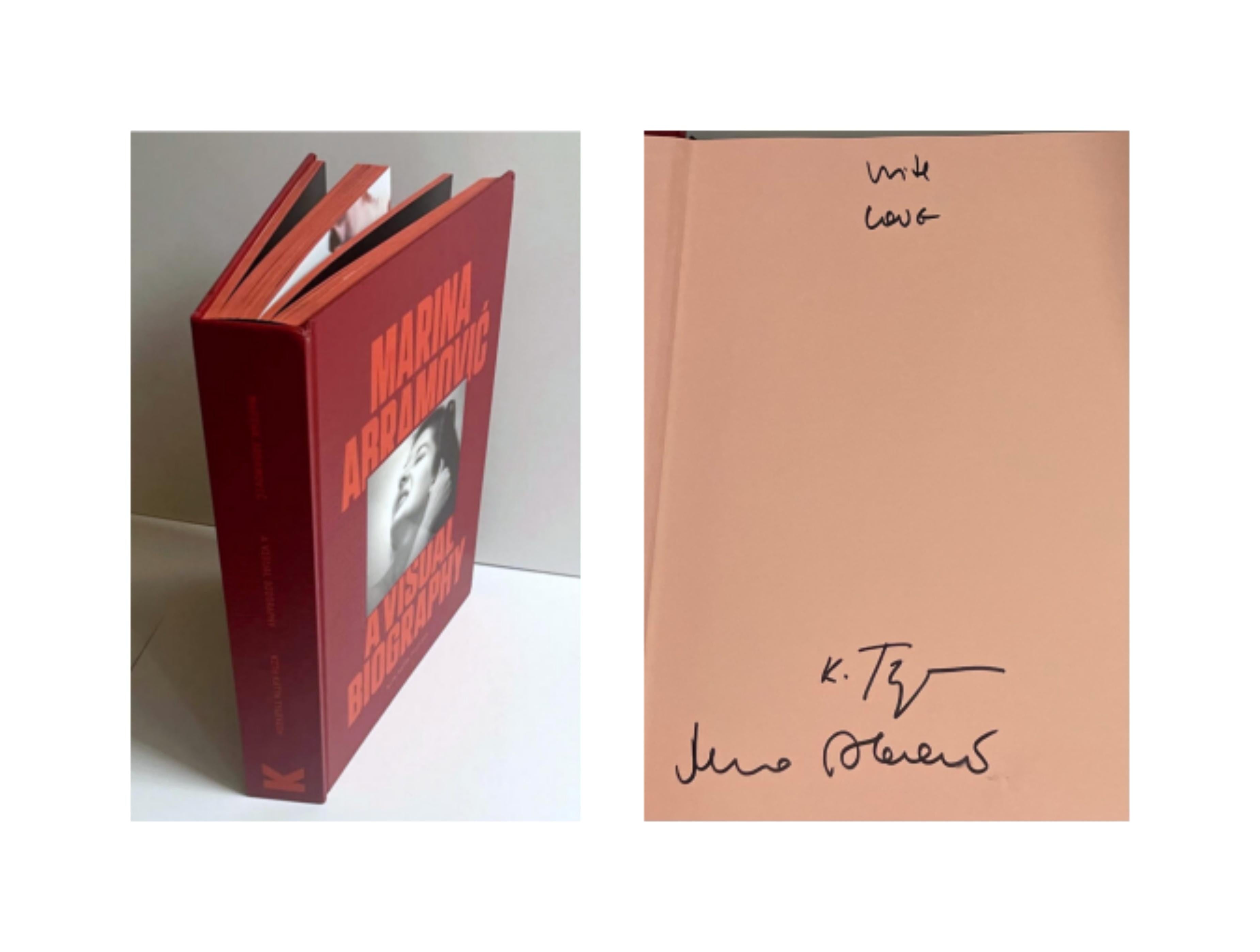 Marina Abramović
A Visual Biography (signé à la main par les DEUX Marina Abramovic et Katya Tylevich), 2023
Grande (énorme !) monographie cartonnée sans jaquette telle qu'elle a été publiée. 
Signé à la main par les DEUX Marina Abramovic et Katya