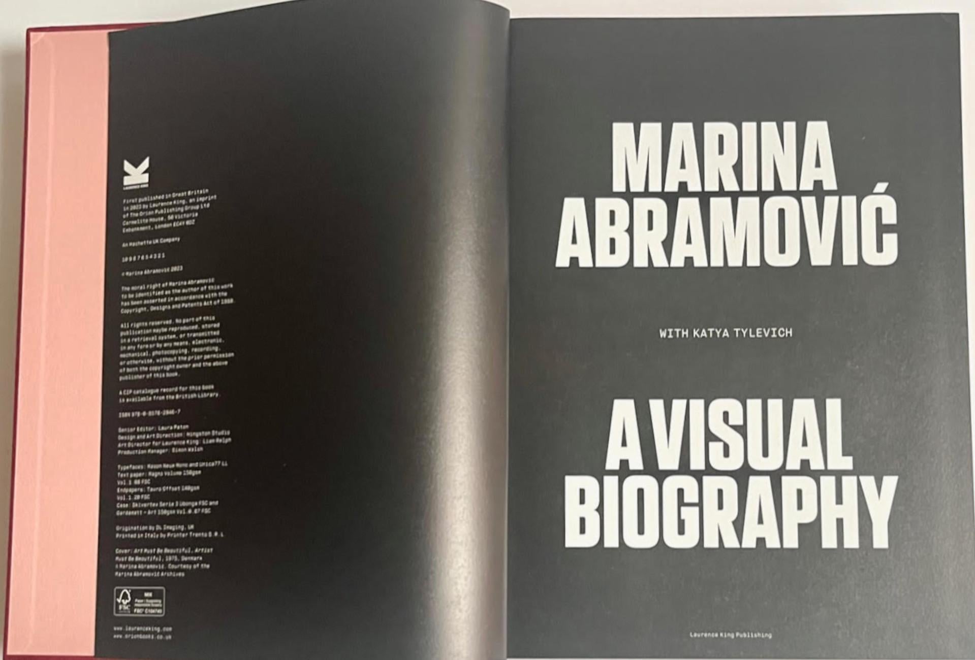 Biographie visuelle signée à la main par Marina Abramovic et Katya Tylevich en vente 3