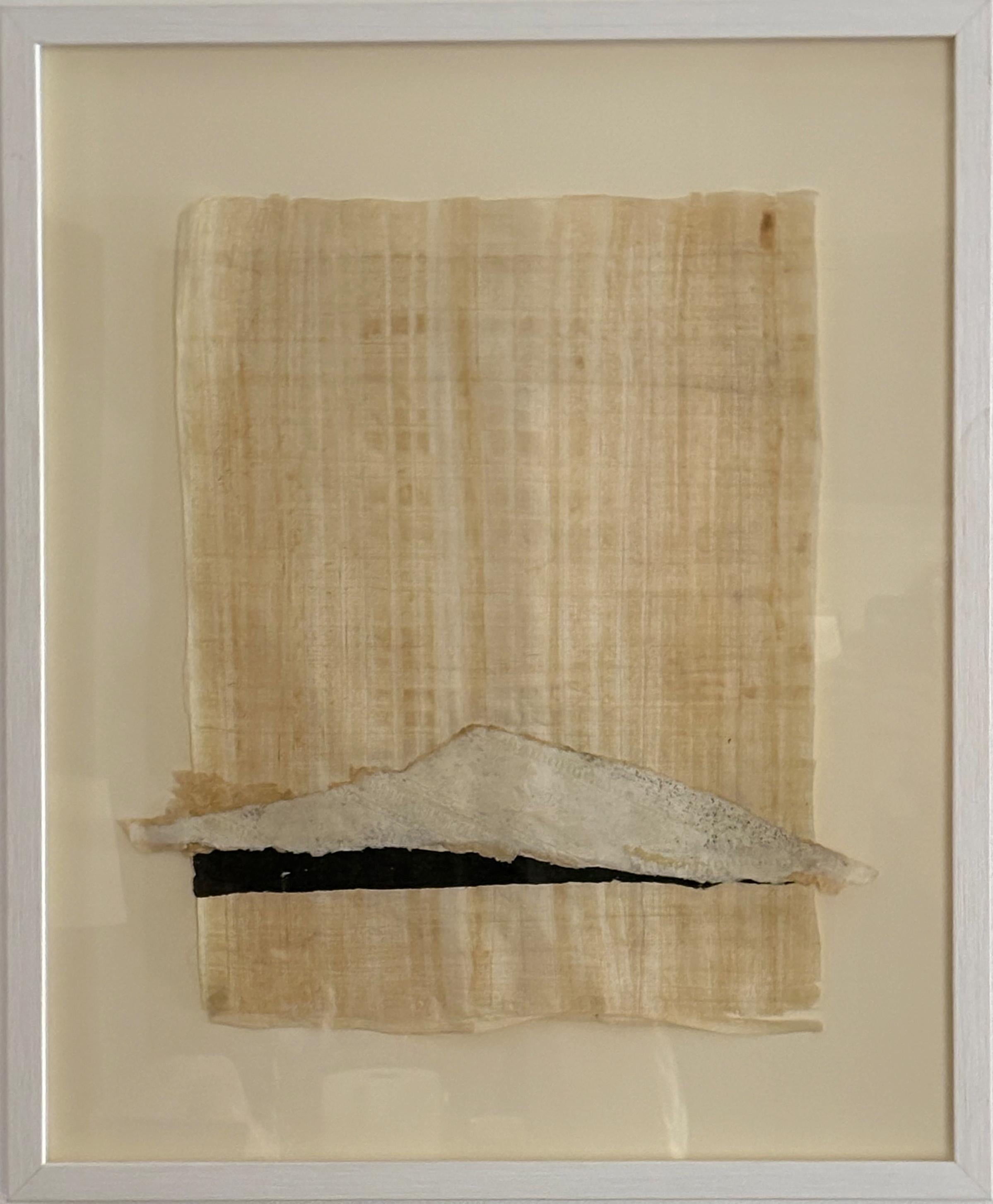 "PaperLandscape" von Marilina Marchica - 
Original-Collage auf Papyrus und antiker Tapete, 
Einzigartig mit handgefertigtem Rahmen 
– 60x50 cm, 2025

Beschreibung:
PaperLandscape ist ein einzigartiges, nicht reproduzierbares Kunstwerk von Marilina