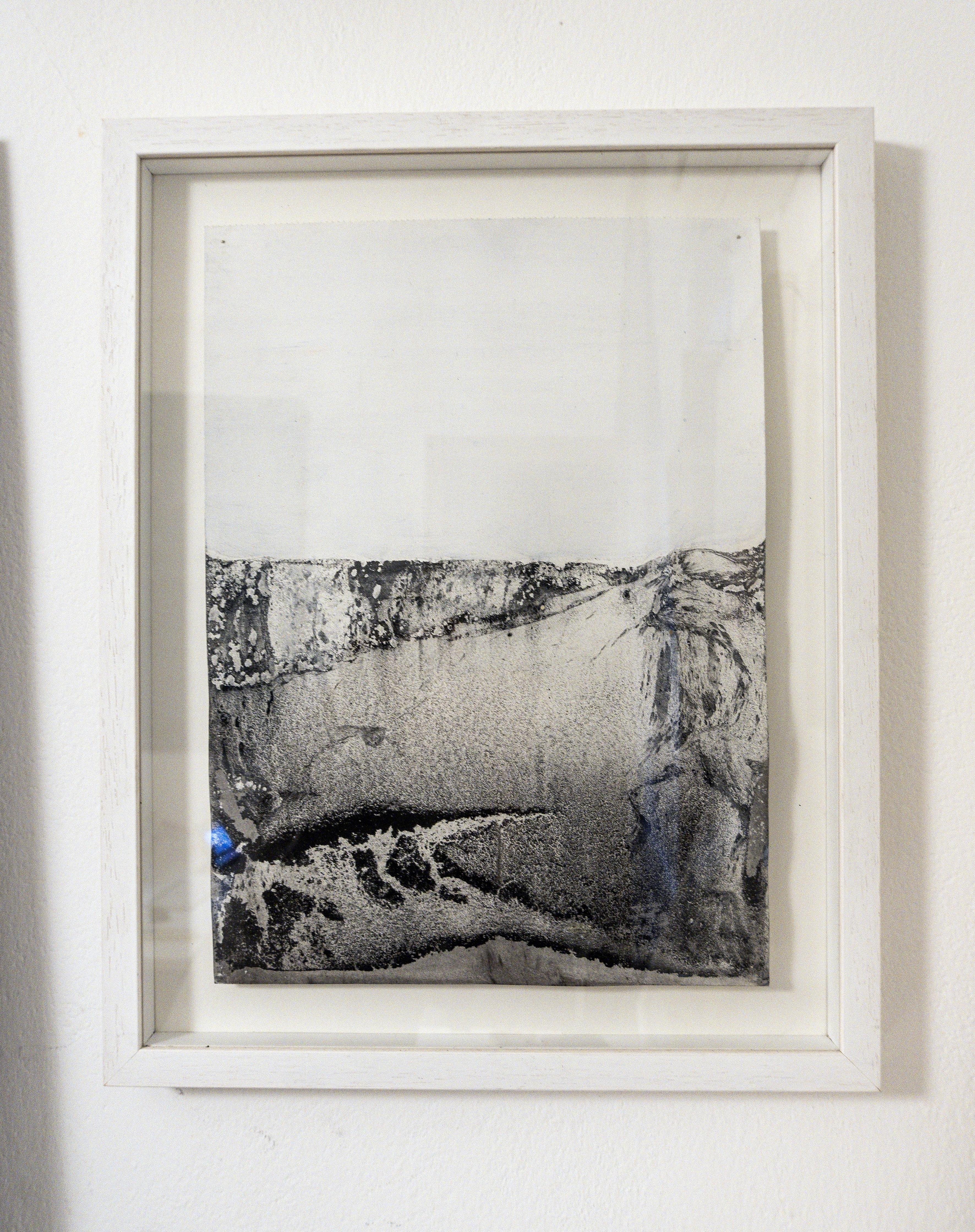 Paysage 
oxyde minéral sur papier ( Canson Montaval Paper 300gr)
42x27 cm 
ce dessin est vendu avec le cadre en bois blanc tel qu'illustré
la taille totale avec le cadre
50x40x3 cm
Art original 
Fabriqué en Italie