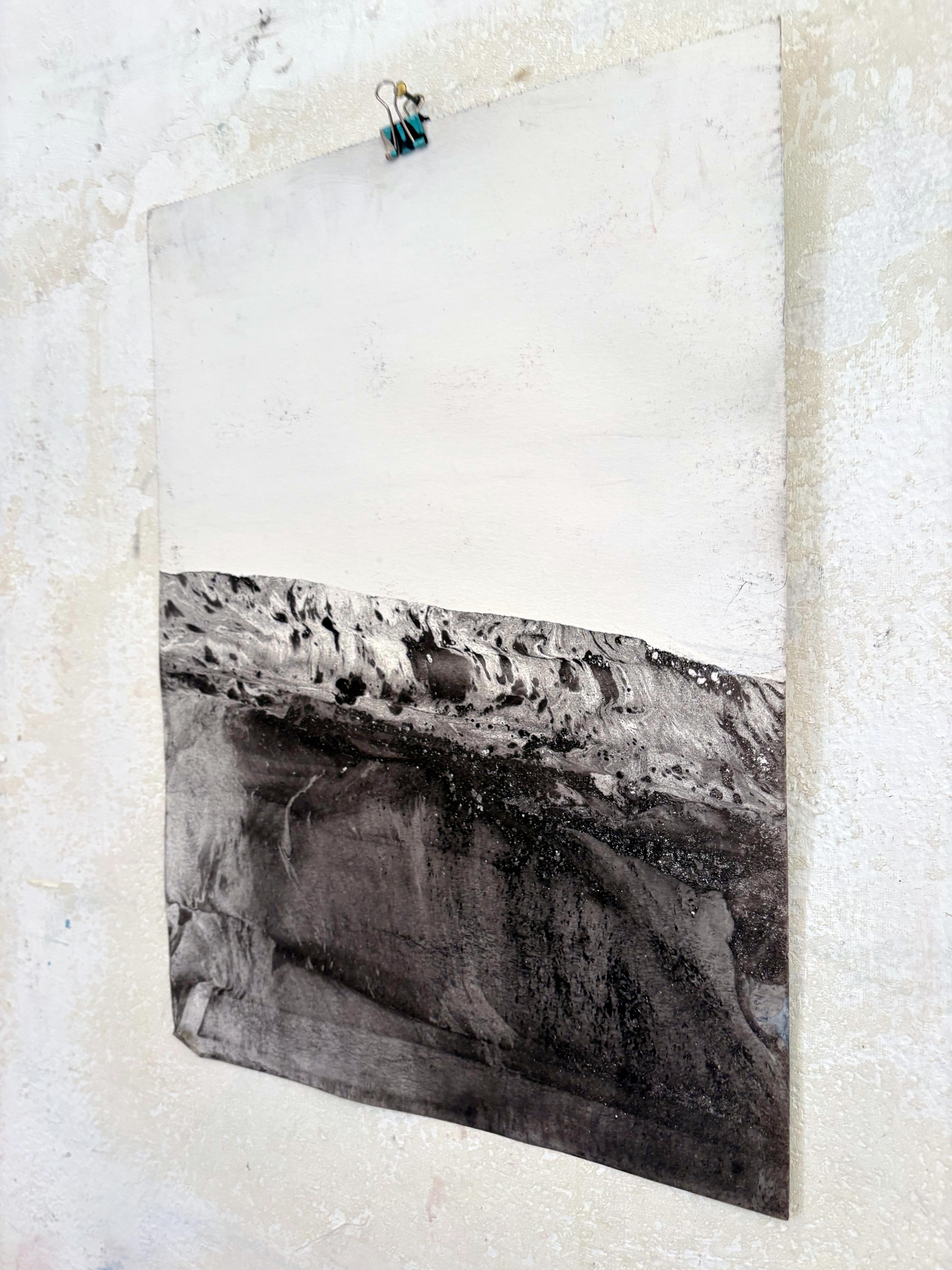 Paysage BW, dessin original  sur papier, unique en son genre, art abstrait sur papier - Gris Landscape Art par Marilina Marchica