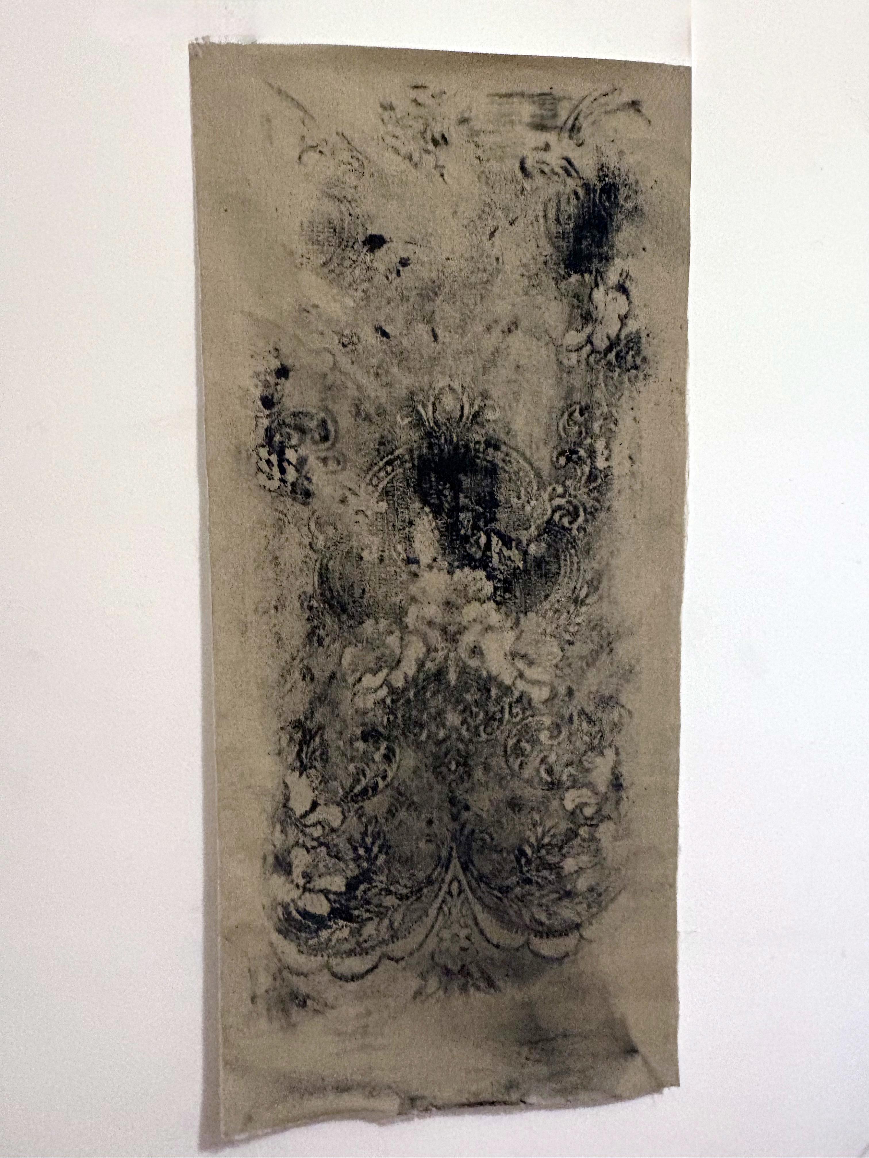 Frammento - Original Abstrakte Wandkunst, Kohle & reines Pigment auf Leinwand, groß (Grau), Interior Art, von Marilina Marchica