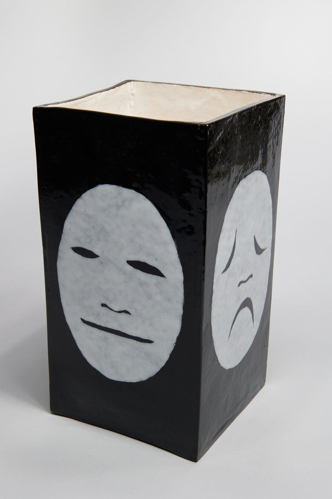 Marcello Fantoni (italiano, 1915-2011)
Jarrón Caras
Cerámica
Firmado en la parte inferior
10,5 x 5,5 x 6 pulgadas

Marcello Fantoni fue un escultor, ceramista, metalista, artista multimedia y diseñador italiano.

Nacido en Florencia en 1915,
