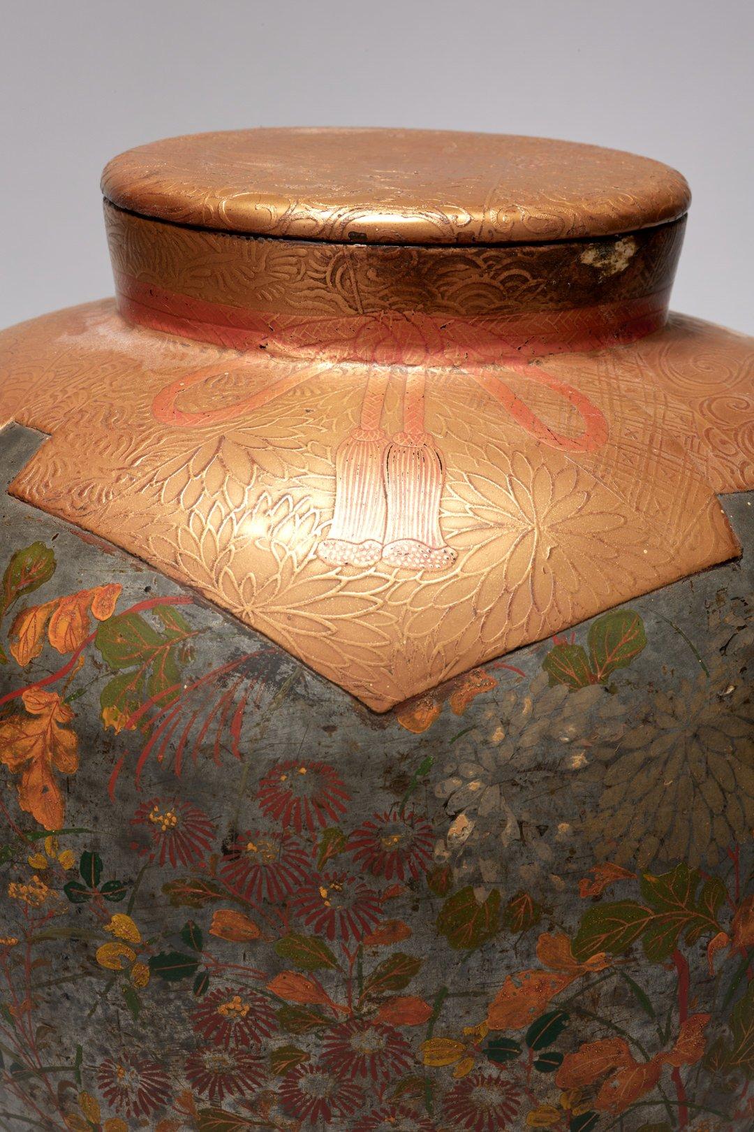 Pot à gingembre chinois décoré en métal recouvert de la fin du 19e siècle de style japonais - Sculpture de Unknown
