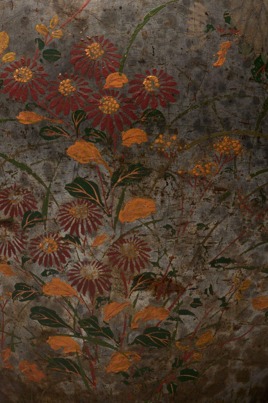 Fin du 19e siècle chinois 
Pot à gingembre couvert en métal décoré dans le style japonais
Labellisé sur le fond Ralph M. Chait Galleries, New York
9 x 7.5 x 7.5 pouces



Les pots de gingembre étaient utilisés pour conserver et transporter les