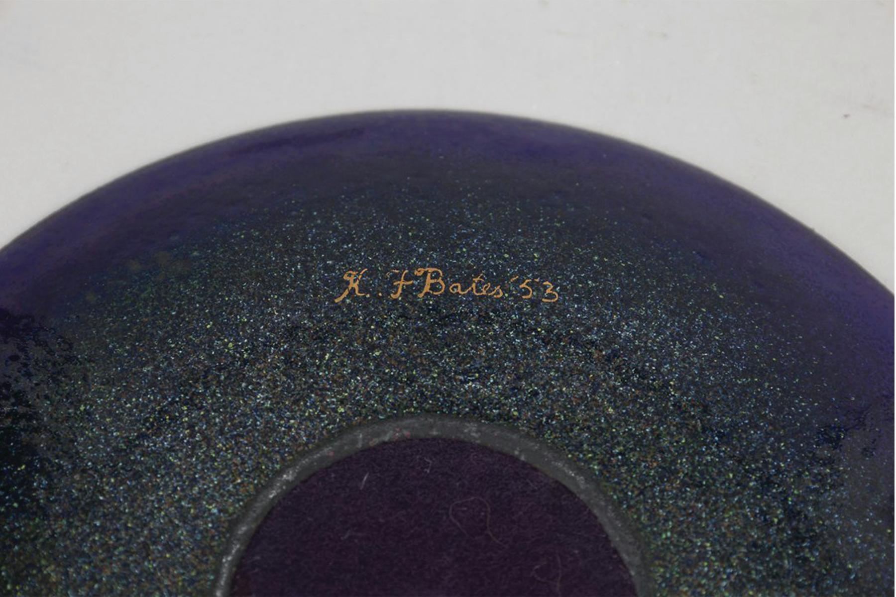 Kenneth Bates (américain, 1904-1994)
Motifs botaniques, 1953
Émail
Signé et daté sur le fond 
9 pouces

Décrit dans un numéro de Ceramics Monthly de 1967 comme le 