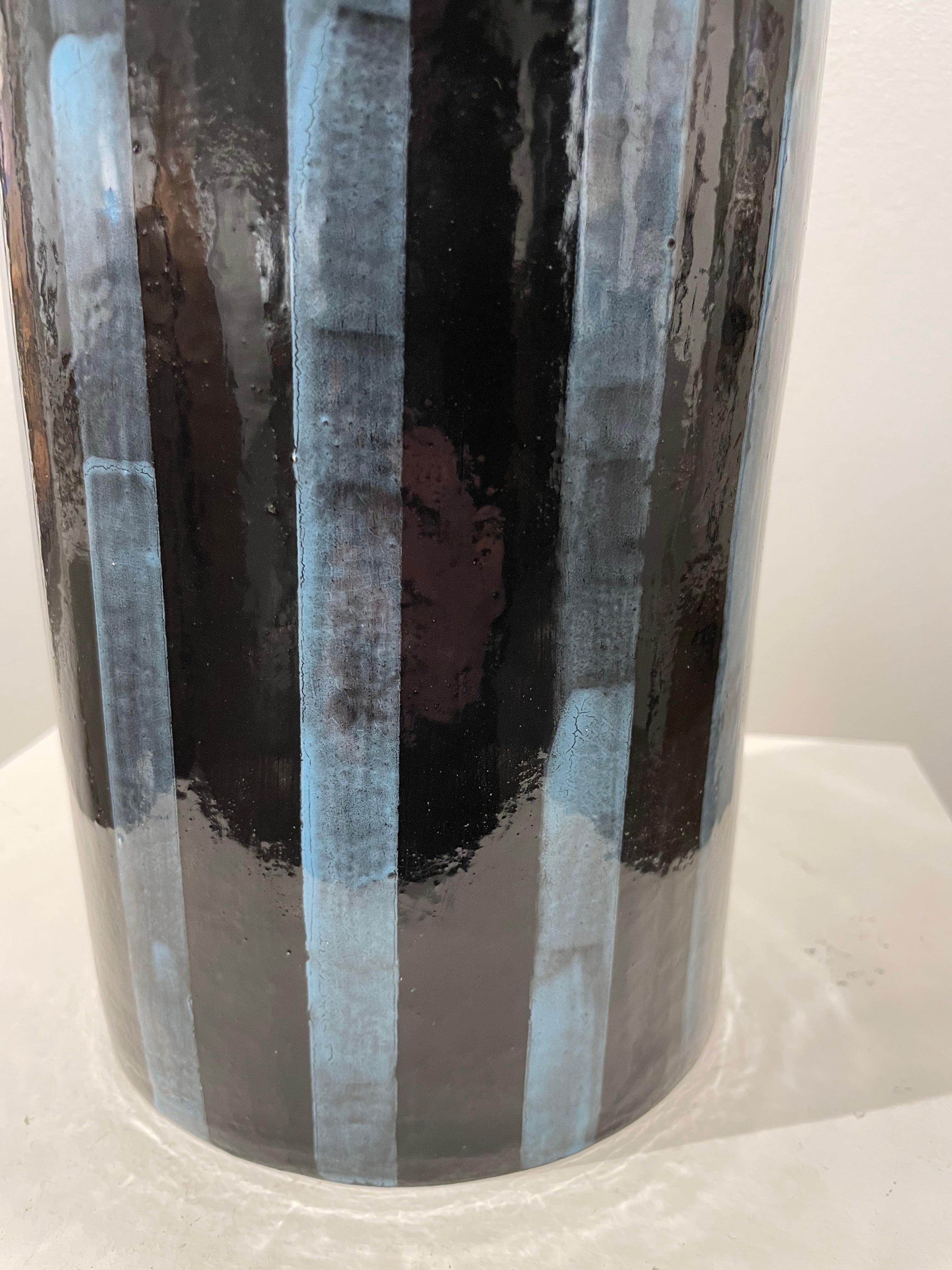 Grand vase en céramique du 20ème siècle avec fleurs, artiste français en vente 4