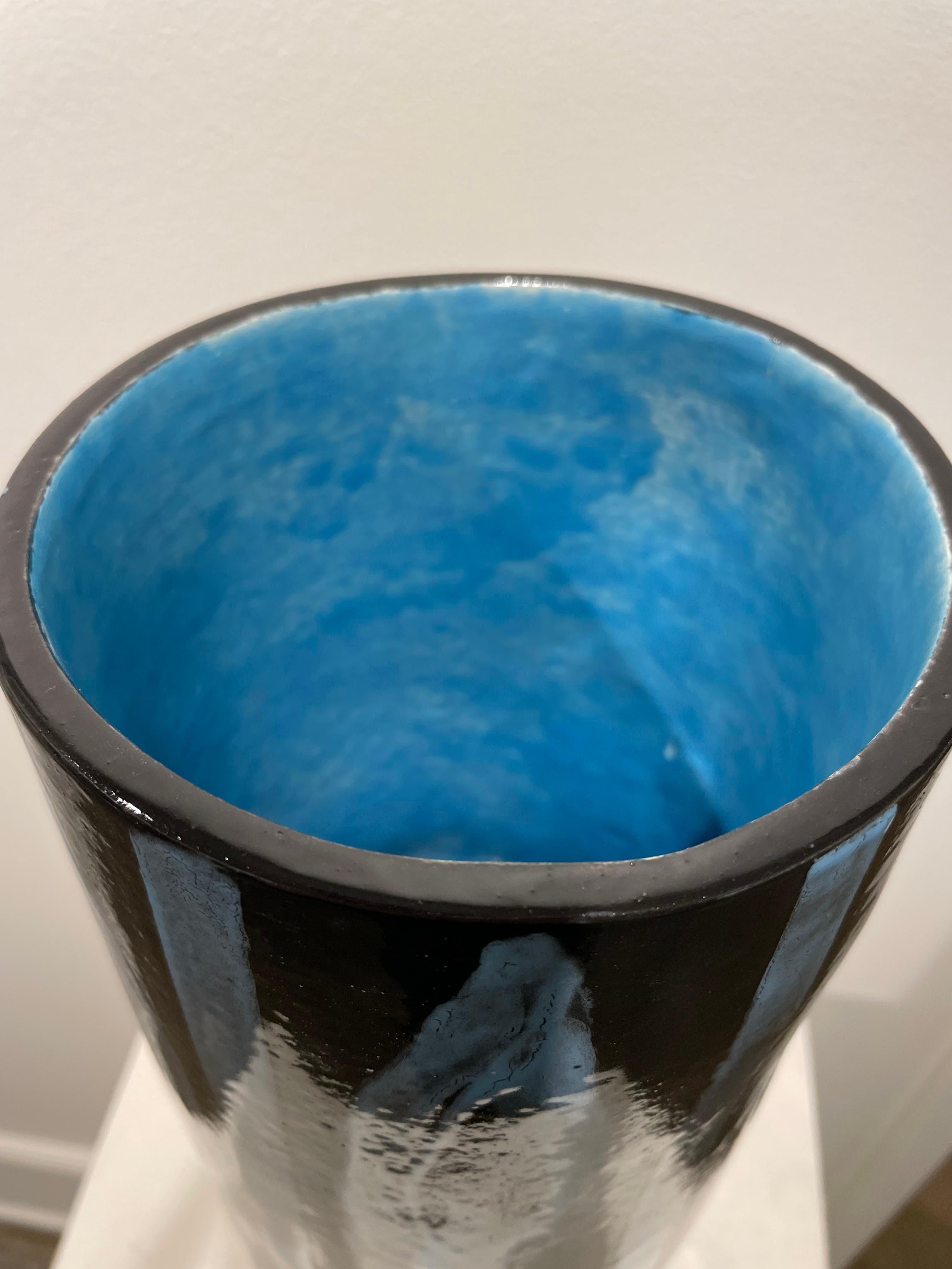 Grand vase en céramique du 20ème siècle avec fleurs, artiste français en vente 8