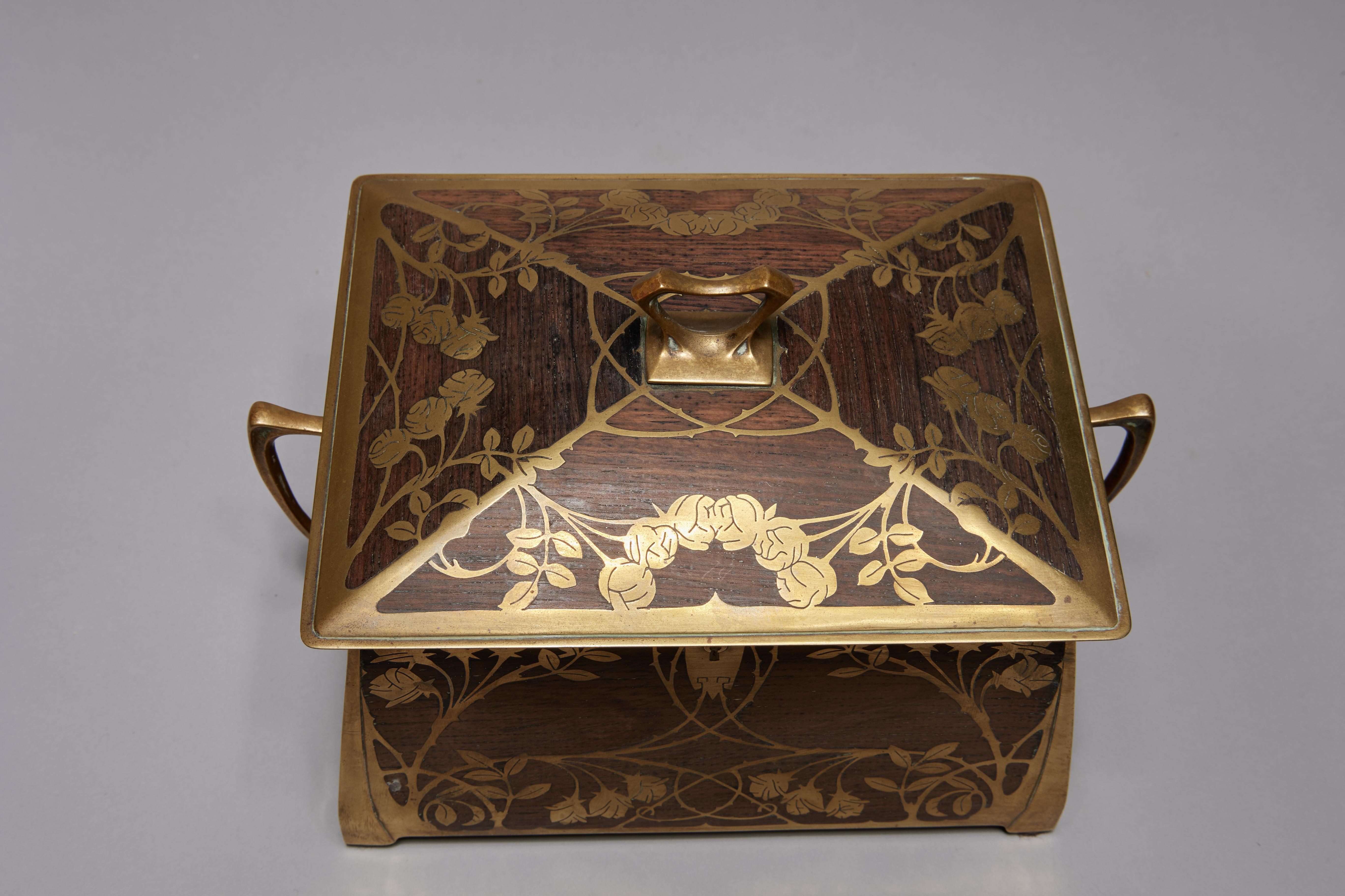 Erhard & Söhne Art Nouveau Jugendstil Jewelry Casque w/ Inlaid Brass Rose Design en venta 4