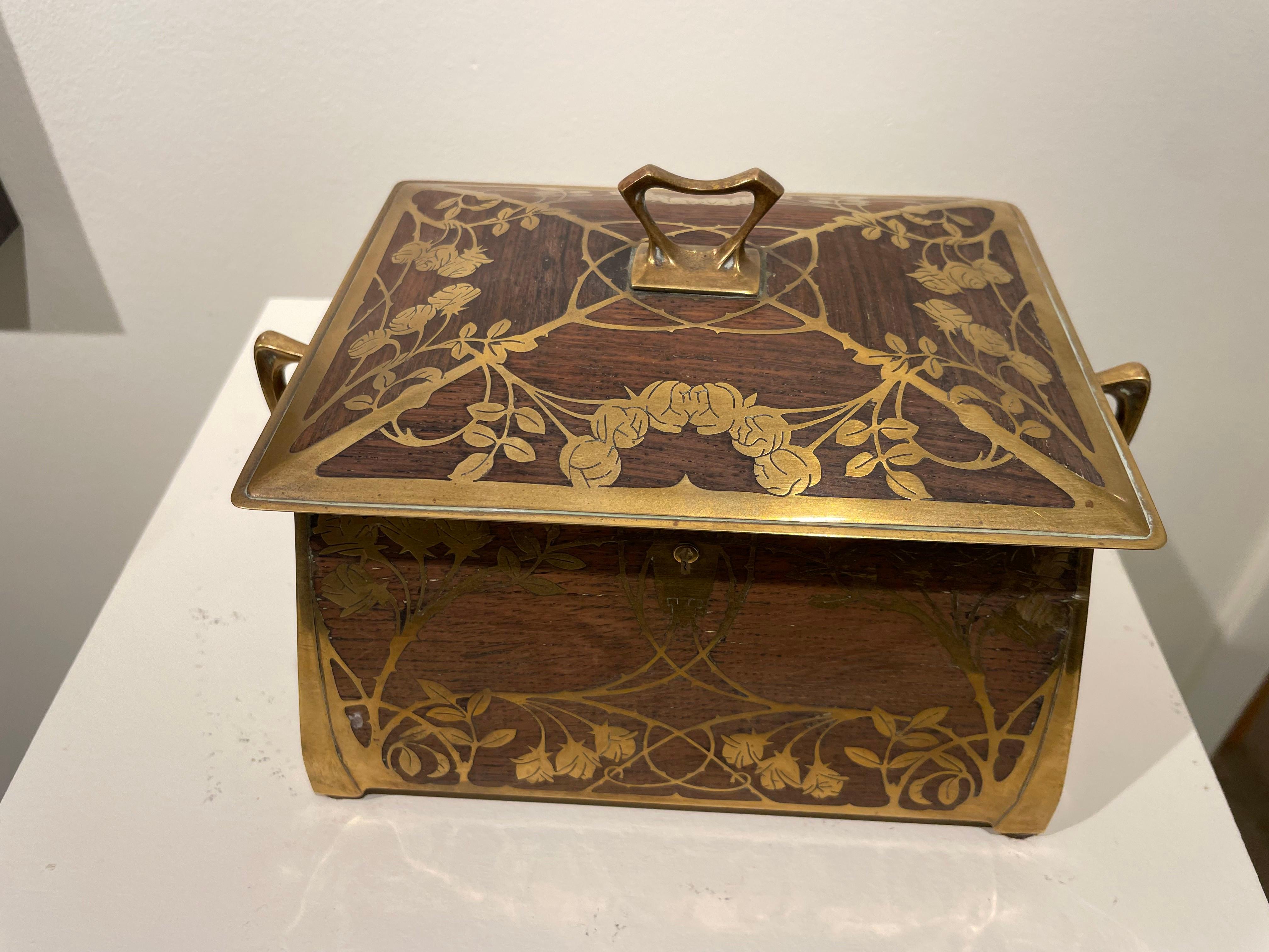 Erhard & Söhne Art Nouveau Jugendstil Jewelry Casque w/ Inlaid Brass Rose Design en vente 8