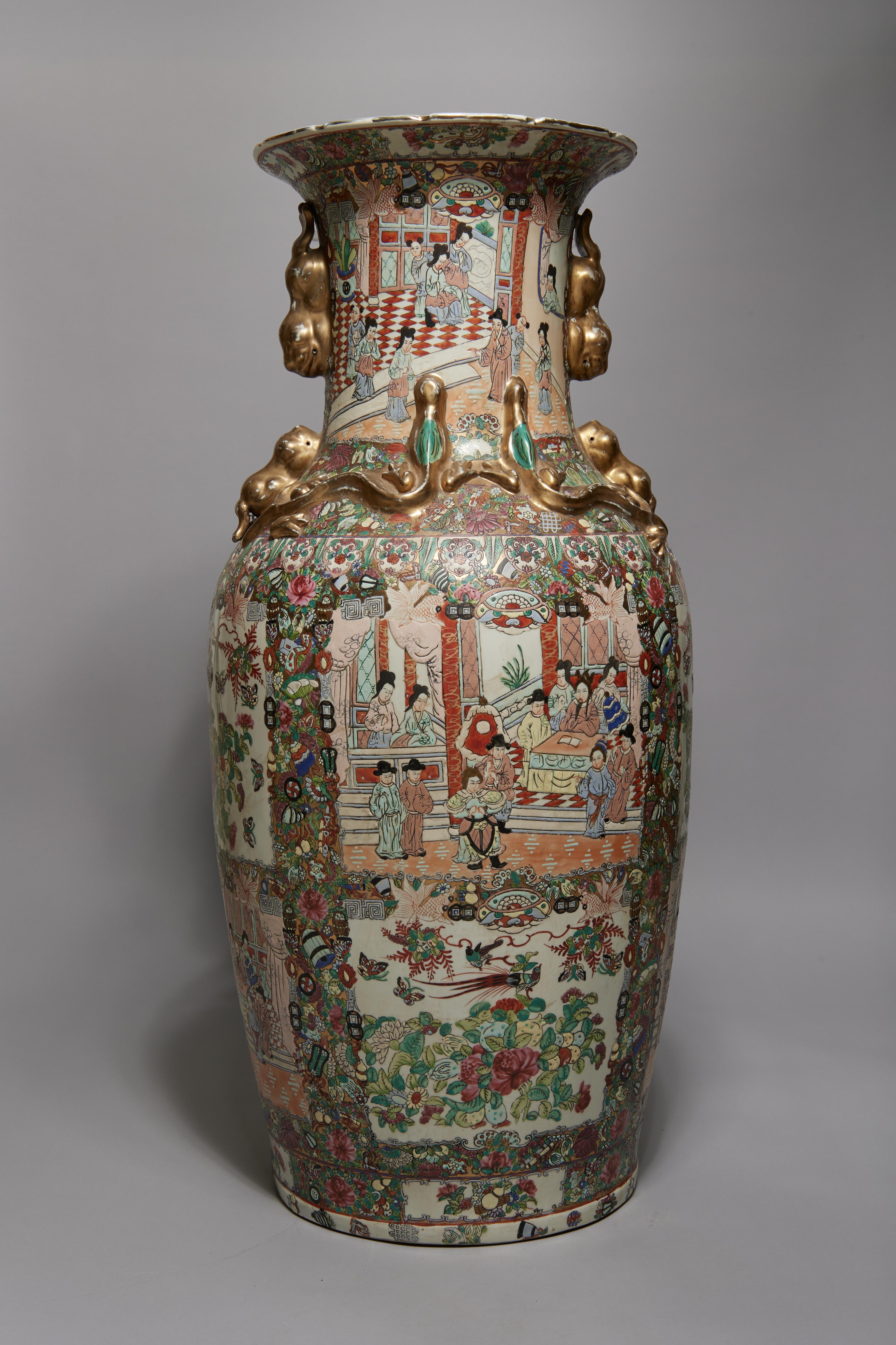 Vase monumental à médaillon de la famille rose chinoise, 20e siècle - Art de Unknown