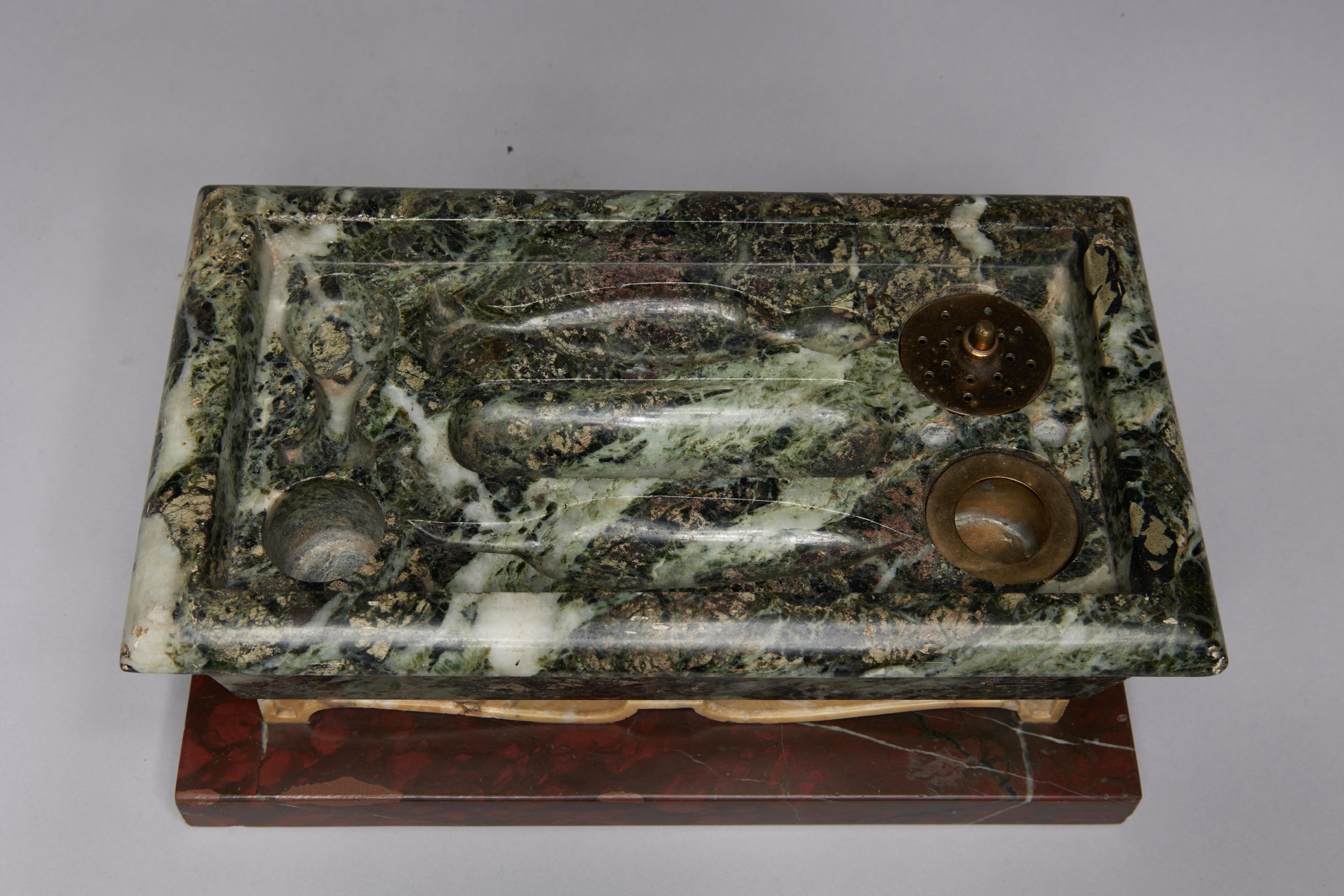 Napoleonischer Tischtrog, 19. Jahrhundert
Grüner Onyx-Marmor
4 x 9,5 x 5,5 Zoll
