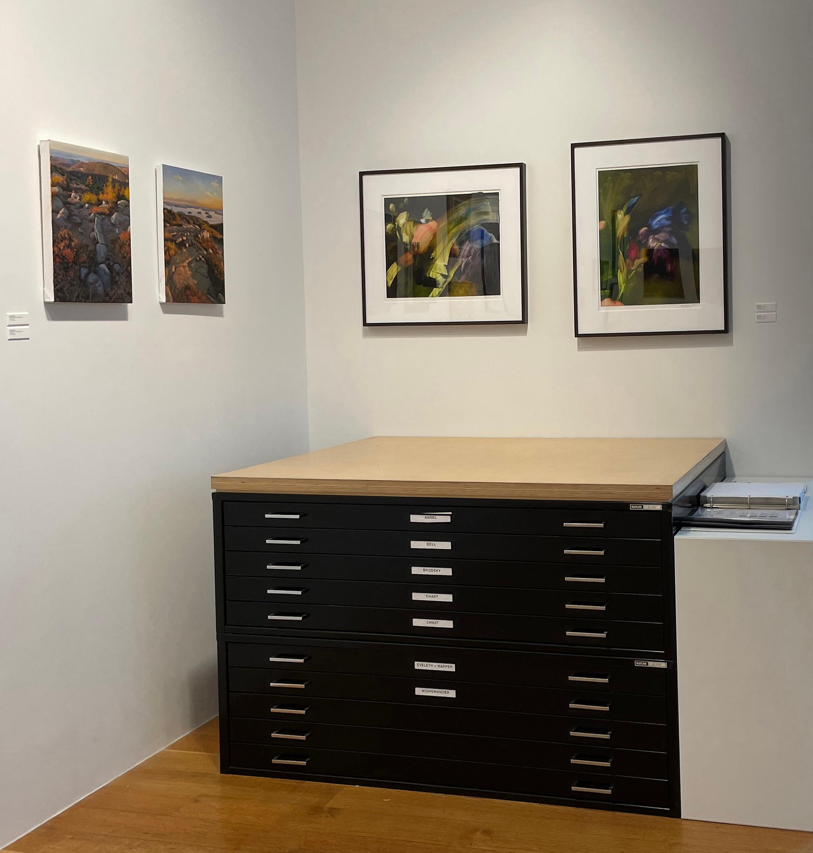 Elise Ansel's Iris and Poppies IV, 2020, eine abstrahierte Blumenkomposition.
Gerahmt ist es 22 x 26 Zoll groß.

Elise Ansel bezieht sich in ihrem Werk auf historische Meisterwerke und verwandelt deren Bildsprache in eine neue Interpretation der