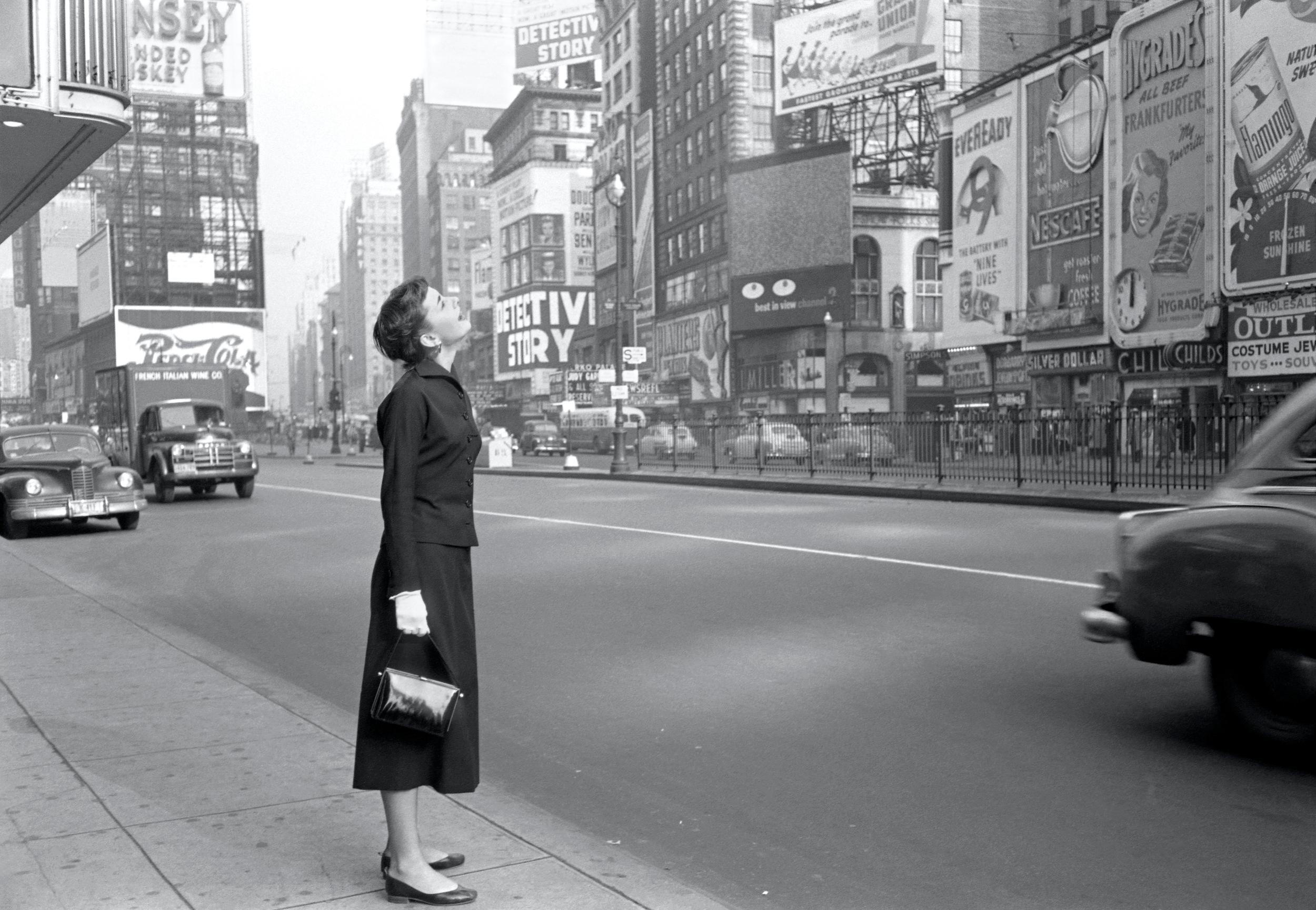 Lawrence Fried Black and White Photograph – Audrey Hepburn, Times Square