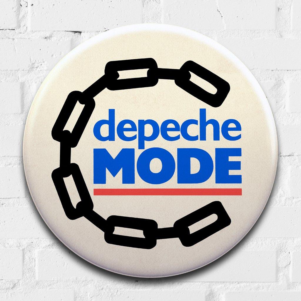 Depeche Mode Giant 3D Vintage Button - Handgefertigter riesiger 3D-Vintage-Knöpfer des britischen Künstlers Tony Dennis, AKA Tapedeck Art

Das Kunstwerk ist auf Vinyl gedruckt und auf einen handgesponnenen Aluminiumknopf gewickelt, handbearbeitet,