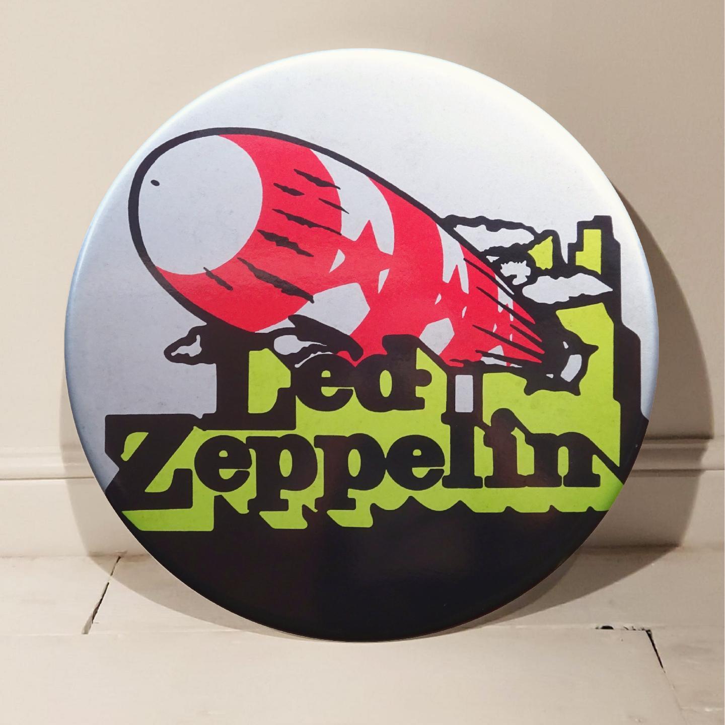 Led Zeppelin (métallique) bouton vintage géant fait main en 3D - Art de Tony Dennis