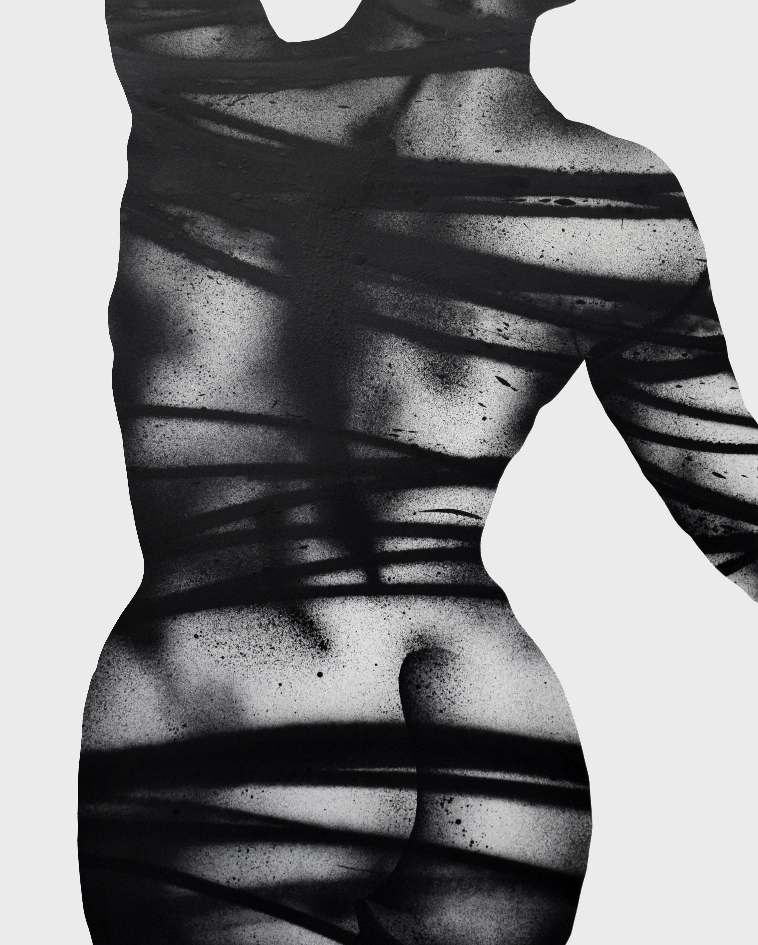 Michael Albano  Nude Painting – „ „Maia““ weiblicher Akt in Schwarz und Weiß