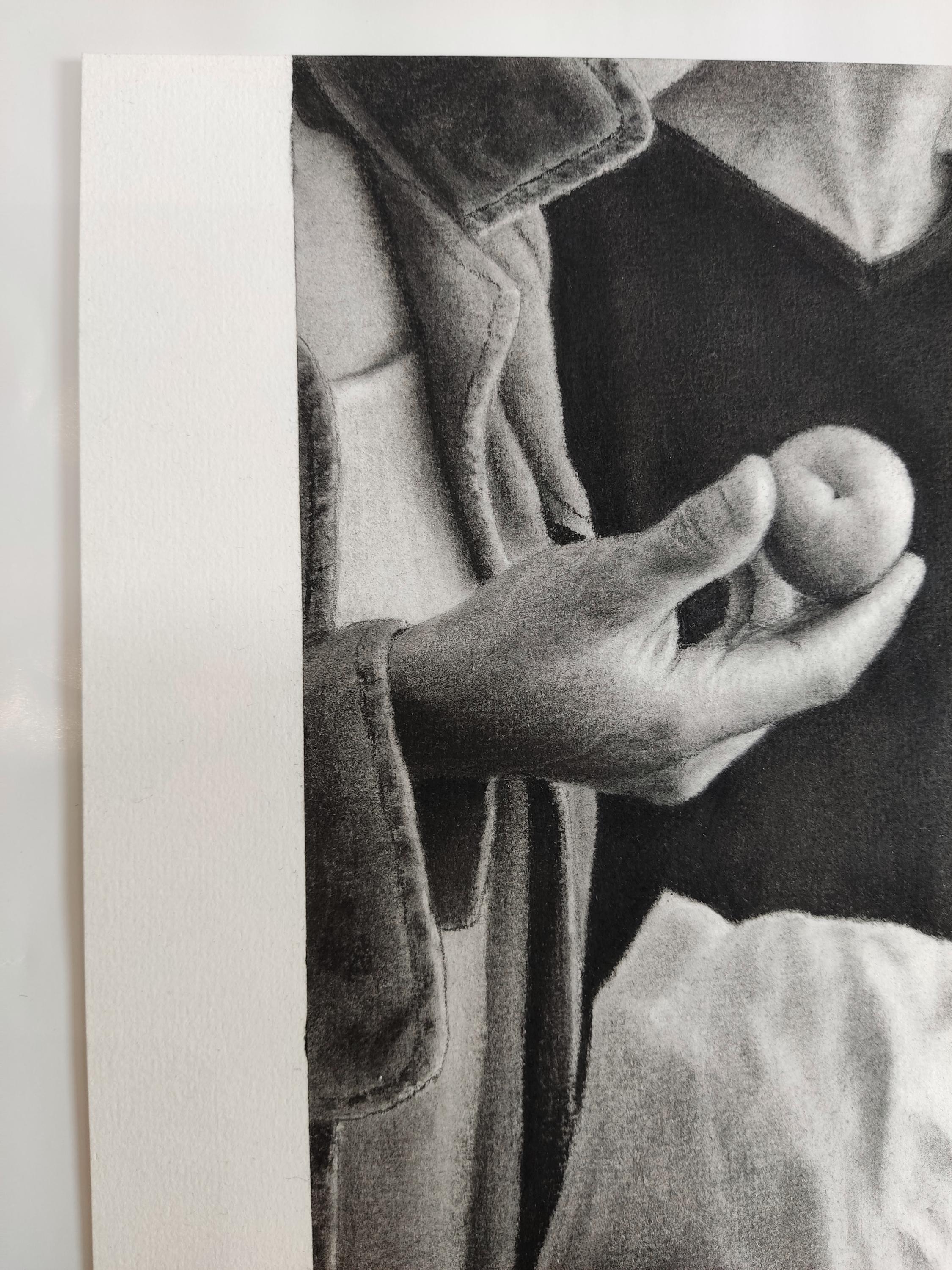 Sur l'ile, Kohle, schwarz-weiße figurative Zeichnung, Zeitgenössische Zeichnung (Fotorealismus), Art, von Aurélie Sicas
