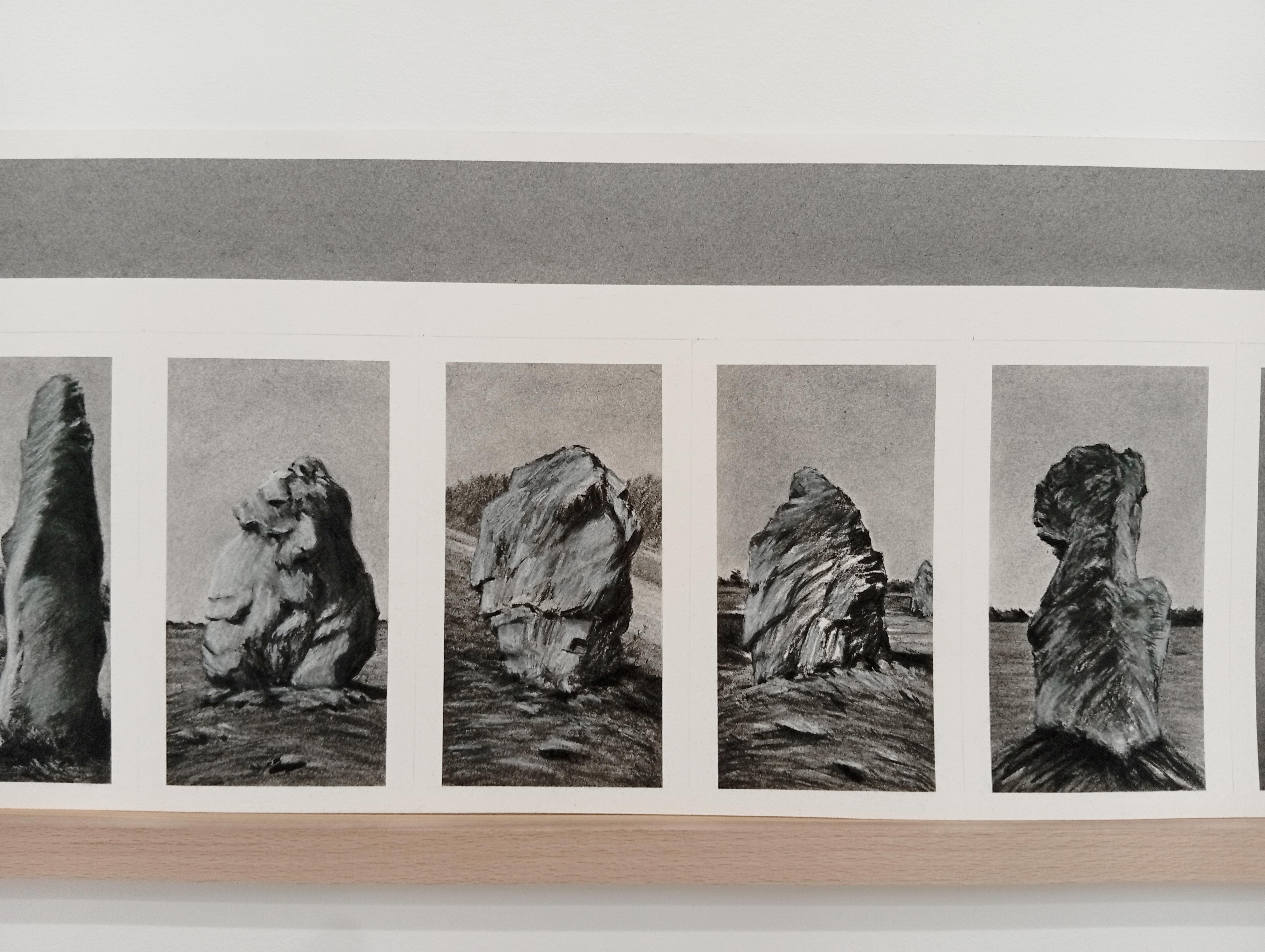 Arbeiten :  Original-Zeichnung, handgefertigtes Kunstwerk, Unikat.
Medium : Zeichnung mit Kohle und weißem Bleistift auf Archival Fine Art Papier 300Gsm.
Thema : Alignements de Lagatjar par temps gris #1 (Französischer Titel)
Dieses Kunstwerk auf