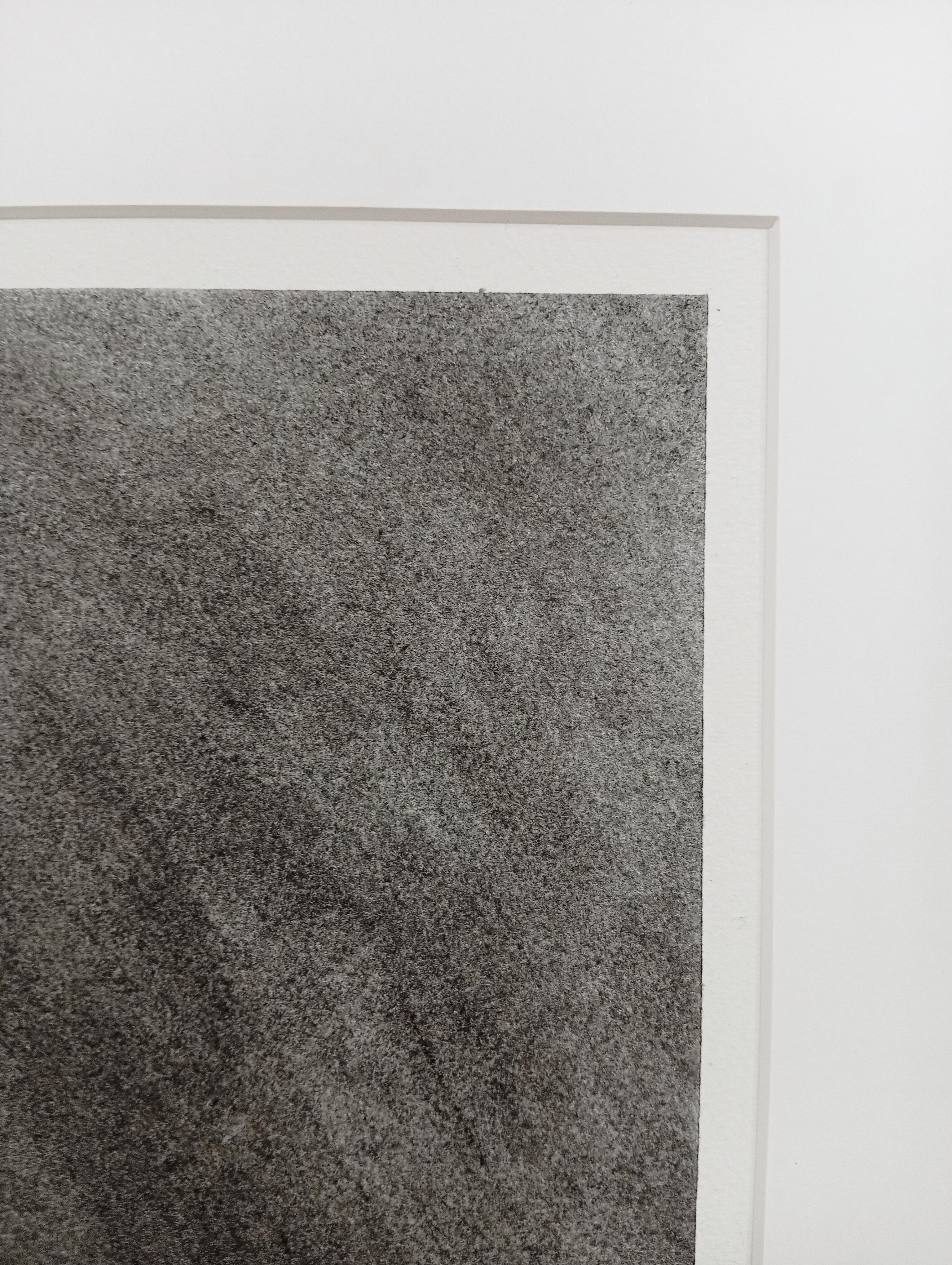 Point de Voir, Paesaggio realistico a carboncino, vista attraverso le formazioni di pietra - Landscape Art Grigio di Fabien Granet