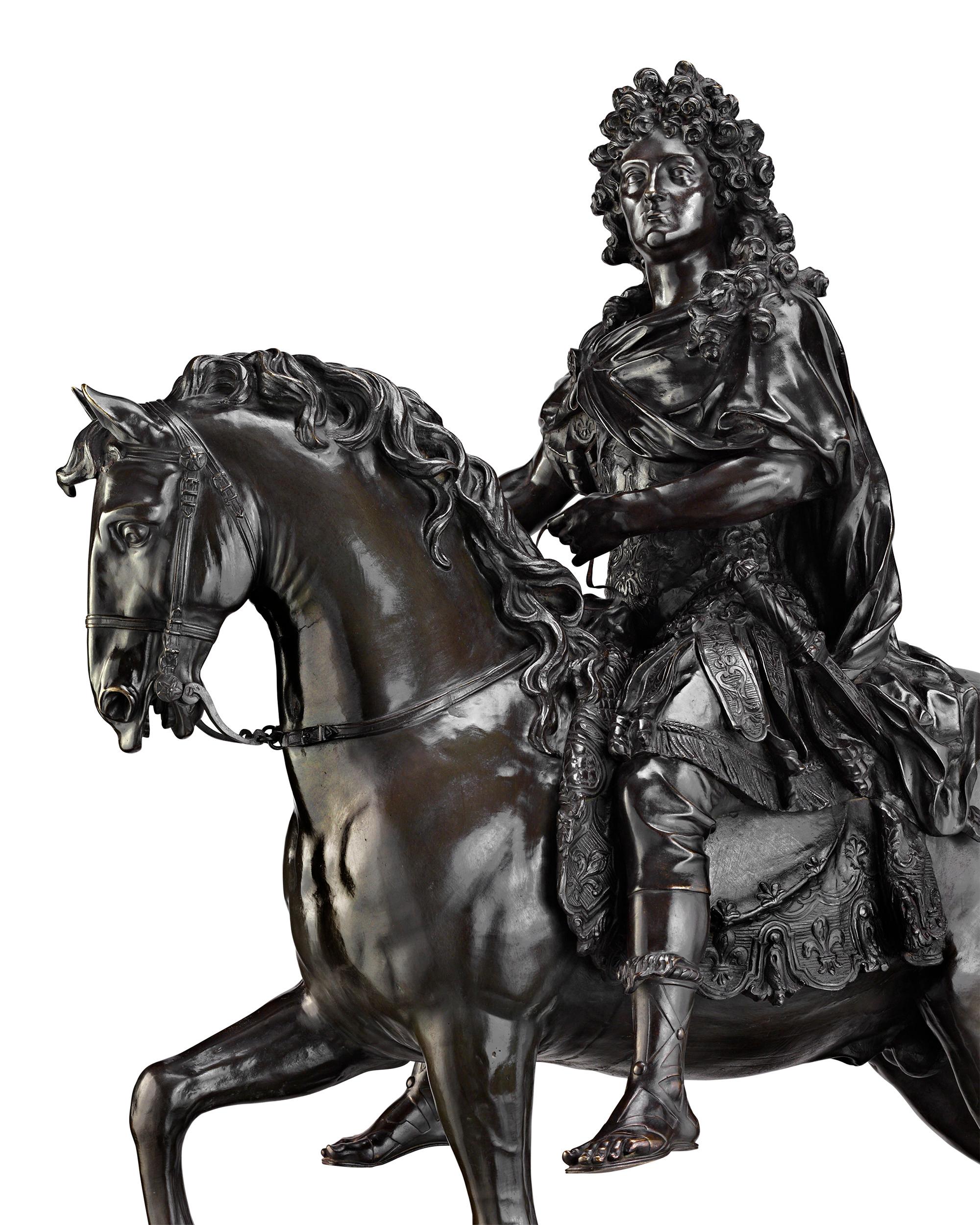 König Ludwig XIV., einer der größten Monarchen Frankreichs, sitzt auf dieser bronzenen Reiterstatue selbstbewusst auf einem tänzelnden Pferd. Das außergewöhnliche Werk ist eine Verkleinerung des Porträts des Sonnenkönigs von François Girardon, einem