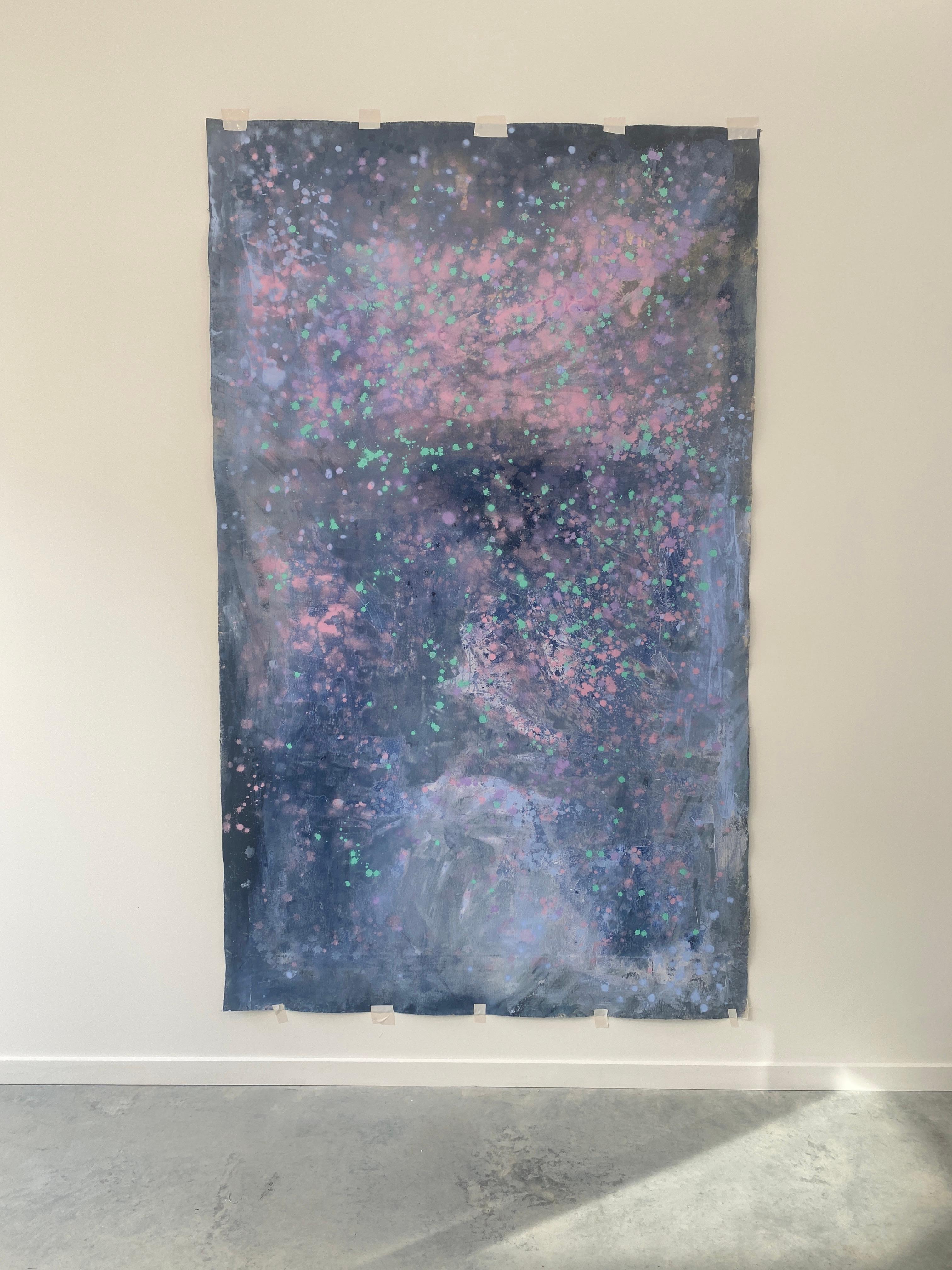 Peinture d'art abstraite sur toile bleue, grise et rose - Milky Way - Grande déclaration en vente 3