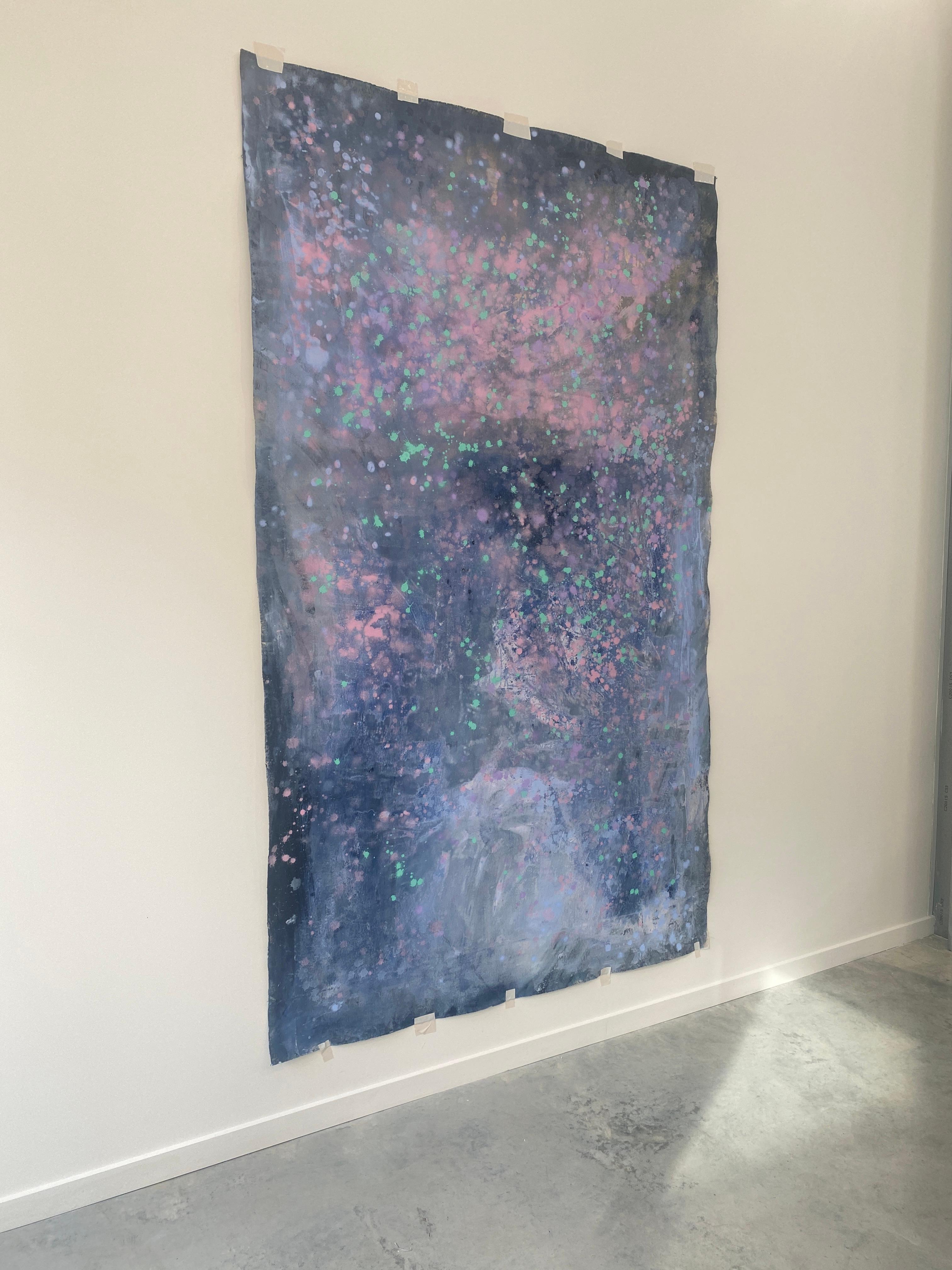 Peinture d'art abstraite sur toile bleue, grise et rose - Milky Way - Grande déclaration en vente 4