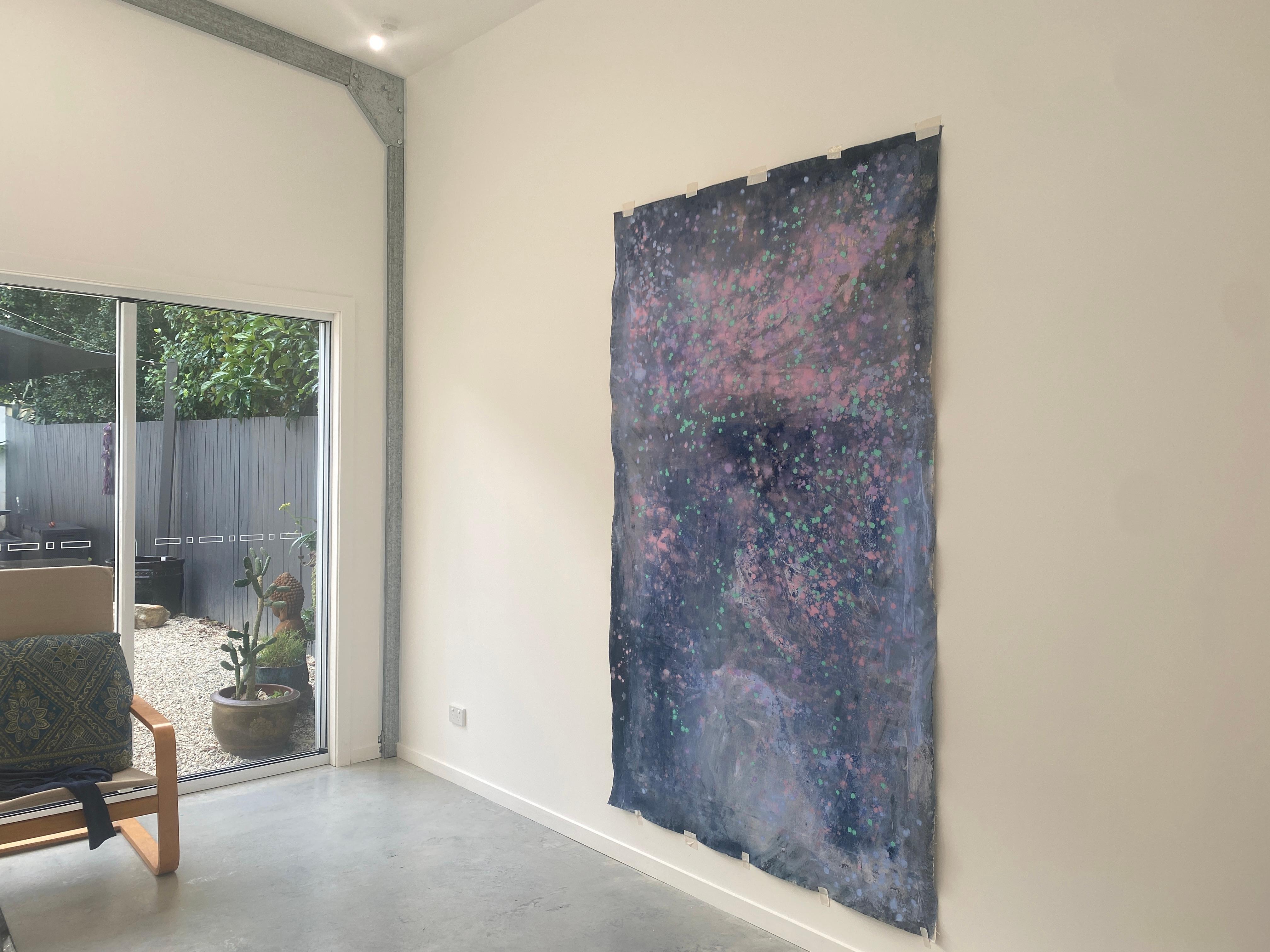 Peinture d'art abstraite sur toile bleue, grise et rose - Milky Way - Grande déclaration en vente 2