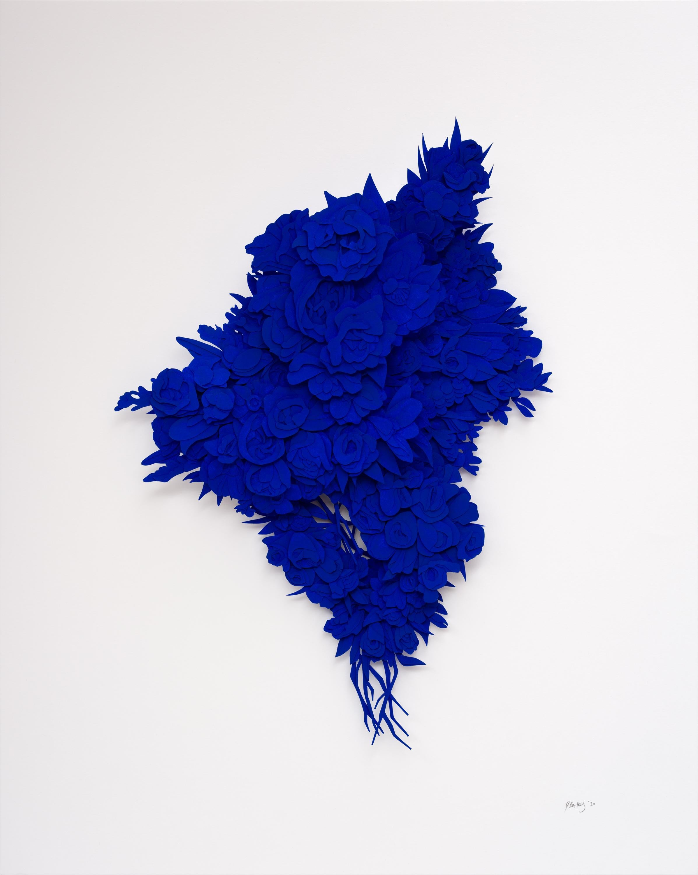 « Explosion #11 », sculpture de fleurs en papier taillé bleu cobalt, œuvre d'art florale - Sculpture de Joey Bates