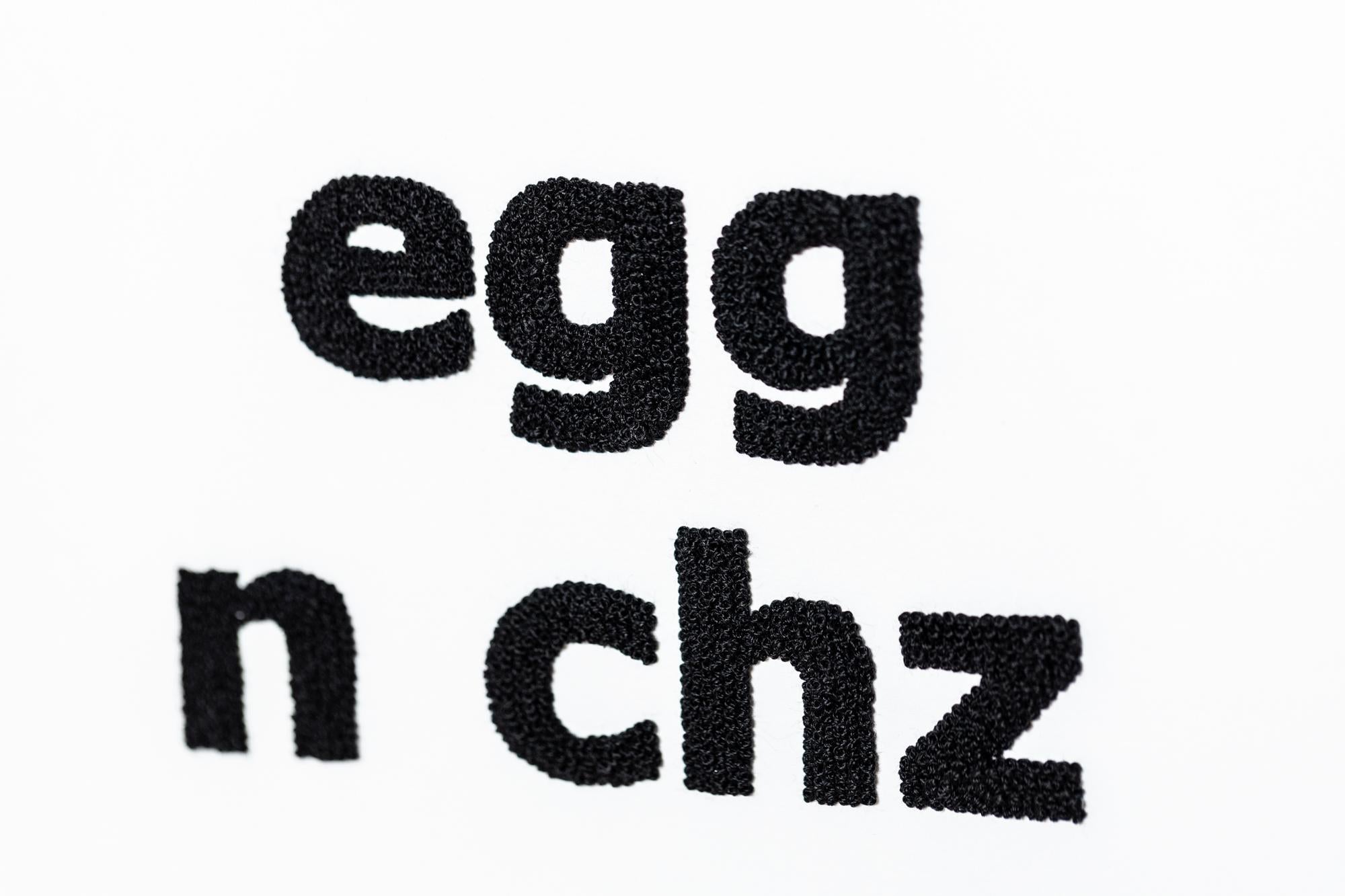 Cette pièce intitulée Bacon, Egg, and Cheese est une œuvre originale de Kelly Kozma, brodée à la main sur papier.  Cette pièce mesure 8,75 