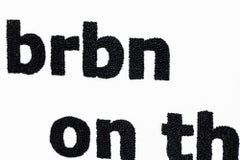 brodée à la main « Bourbon on the Rocks », texte audacieux, lettres, fil sur papier