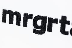 brodée à la main, texte audacieux, lettres, fil sur papier
