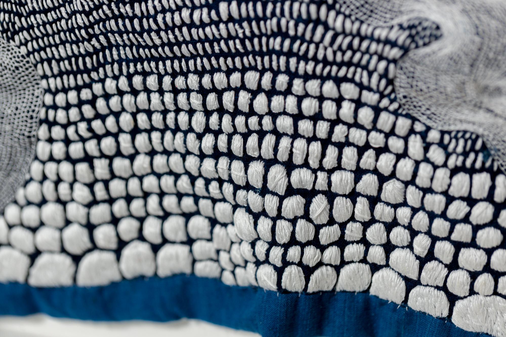 « And Then There Were Two », broderie à la main, textiles anciens, représentation d'étoiles en vente 4