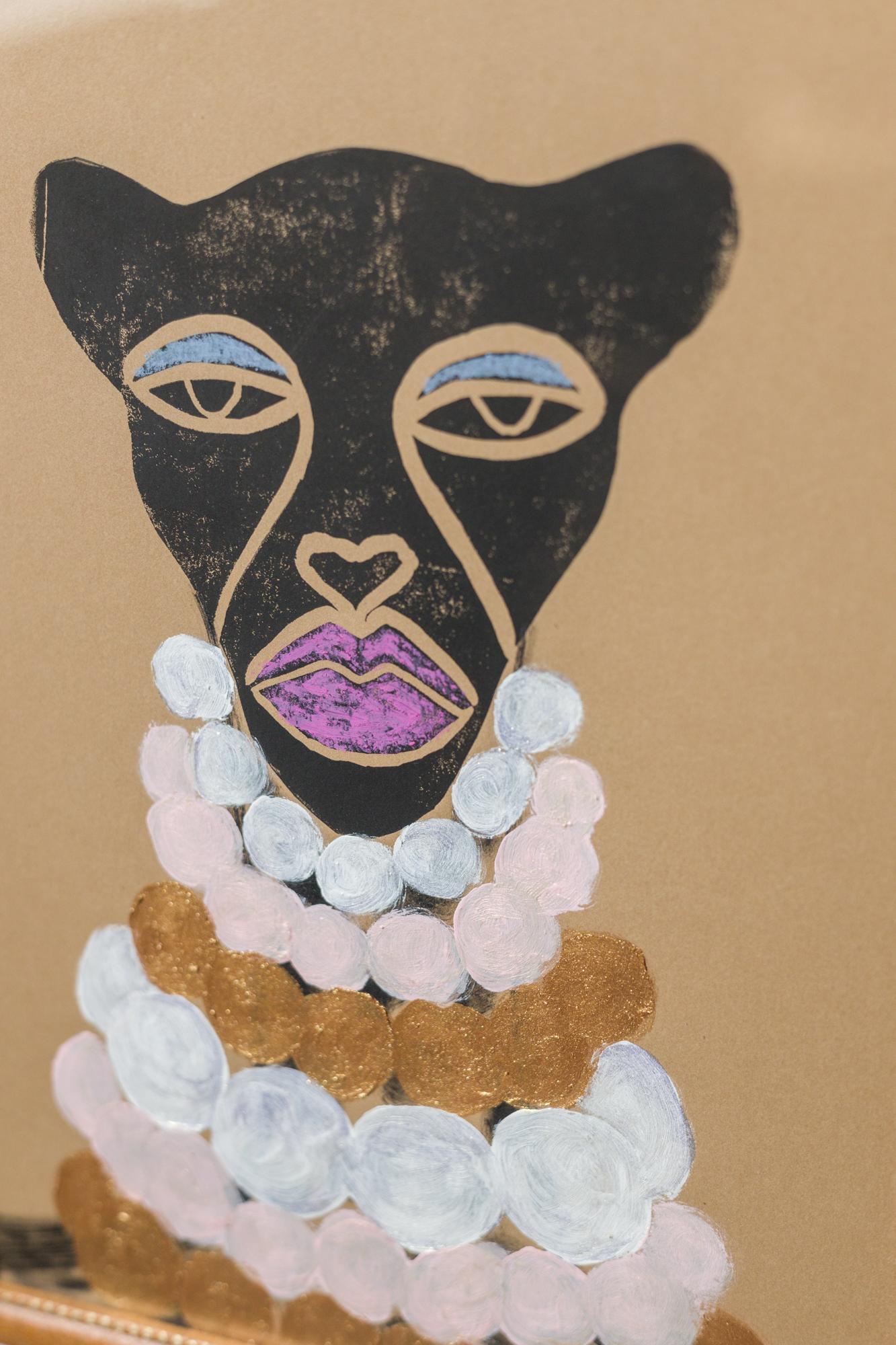 « Overdressed », illustration figurative, animal, guépard, perles, cosmopolite - Art de Kendra Dandy