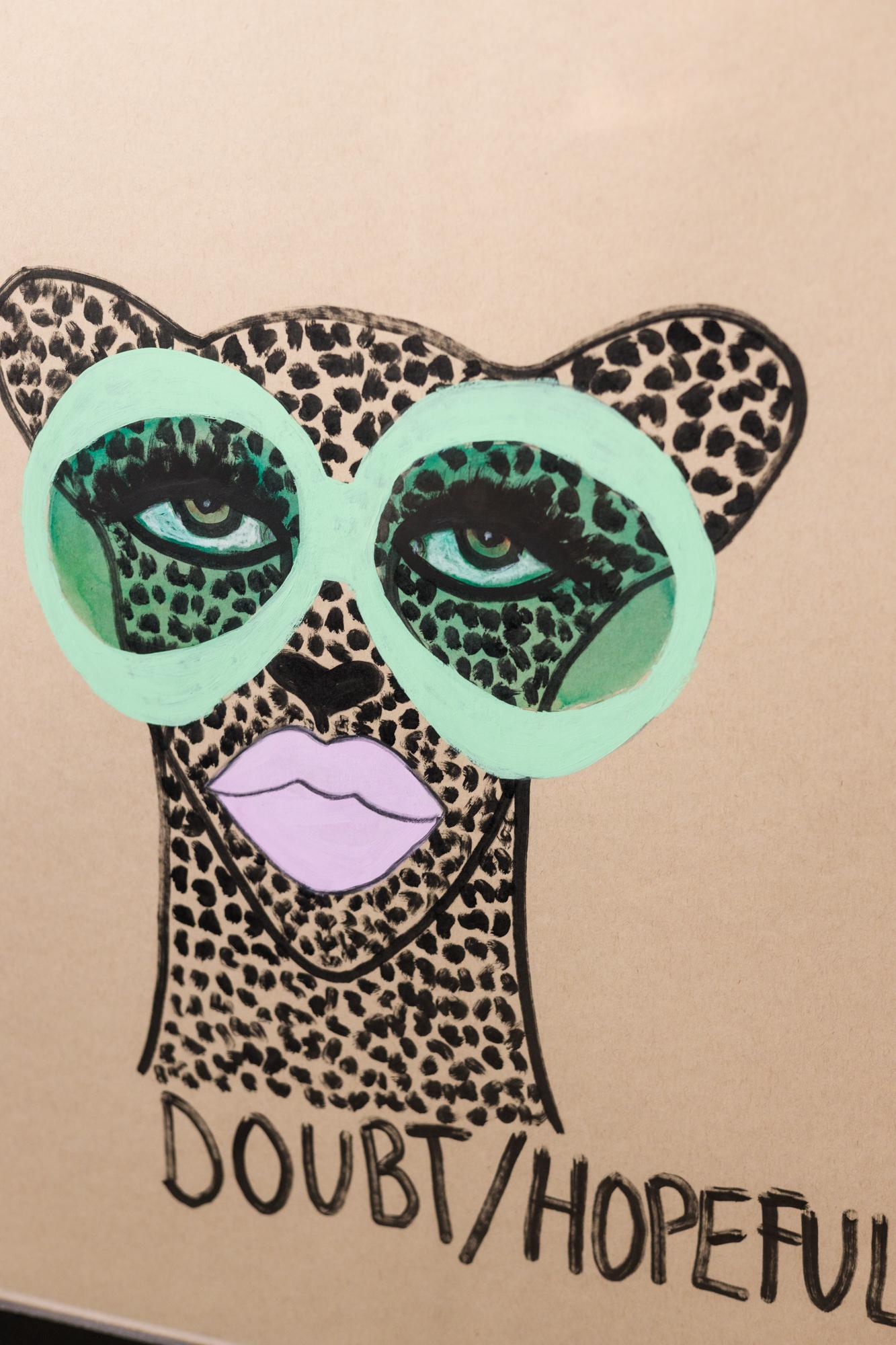 „Doubt/Hopeful“, figurative Illustration, Cheetah-Motiv, Text, Sonnenbrille – Art von Kendra Dandy
