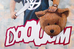 „Doom“, Hund, Mensch, machete und Bär, Kopf gewellt auf collagendem Straßenschild