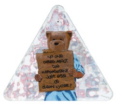 "No One Cares", figura di orso disegnata/dipinta a mano su cartello stradale a tecnica mista