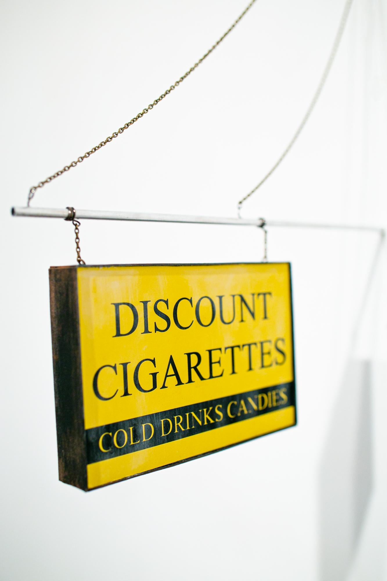 Zigarren im Discount-Stil – Sculpture von Drew Leshko