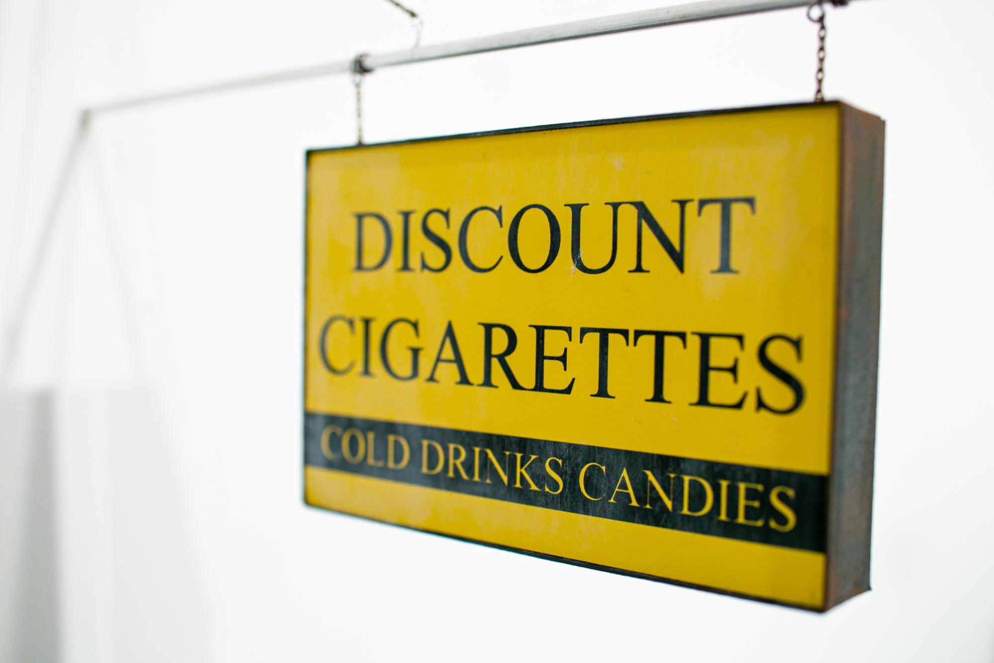 Cigares à prix réduits - Beige Still-Life Sculpture par Drew Leshko
