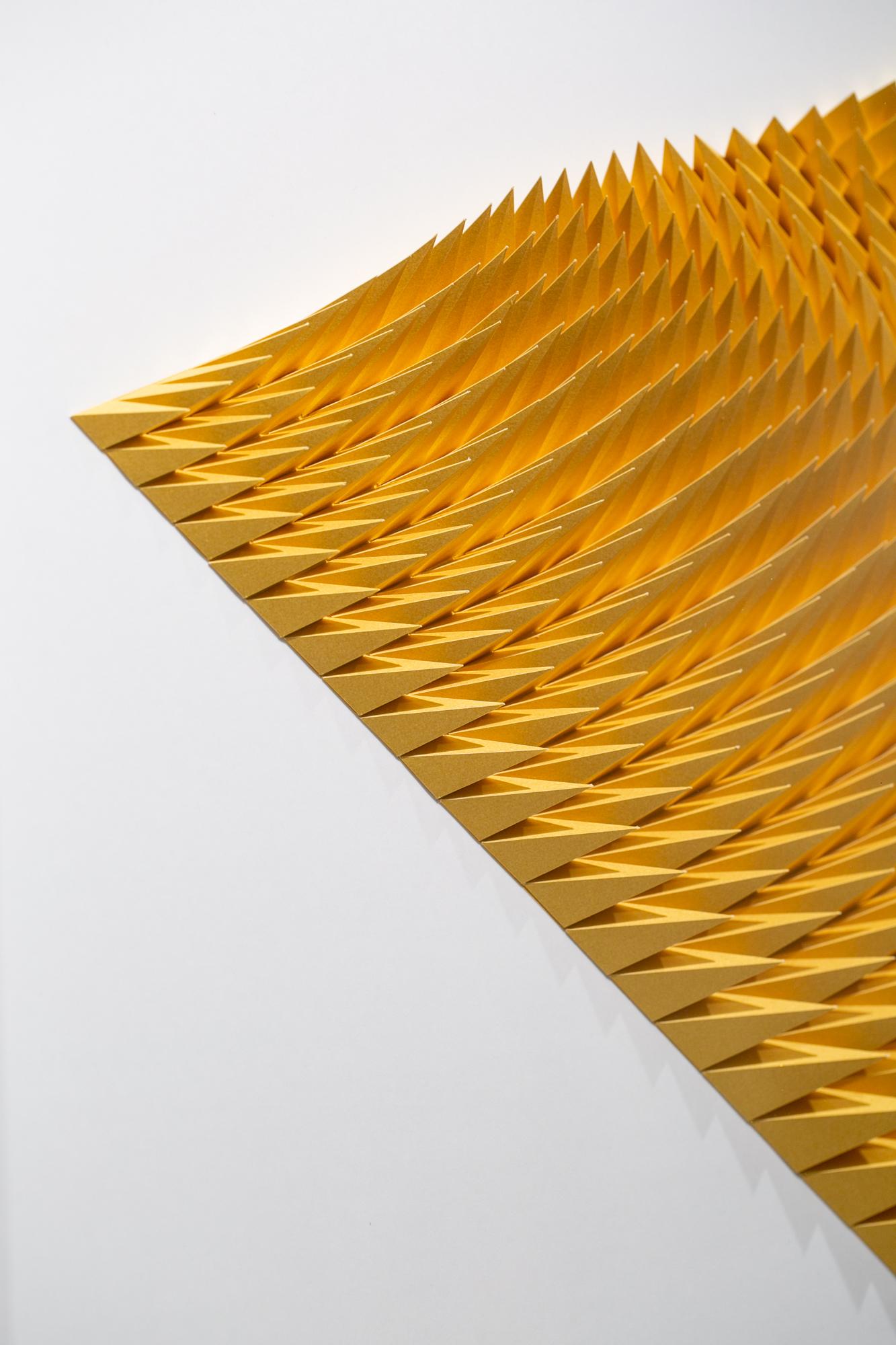 „Unholy 153“, Geometrische Papierskulptur, Gold, Orange, Abstrakt, Wandbezug im Angebot 4