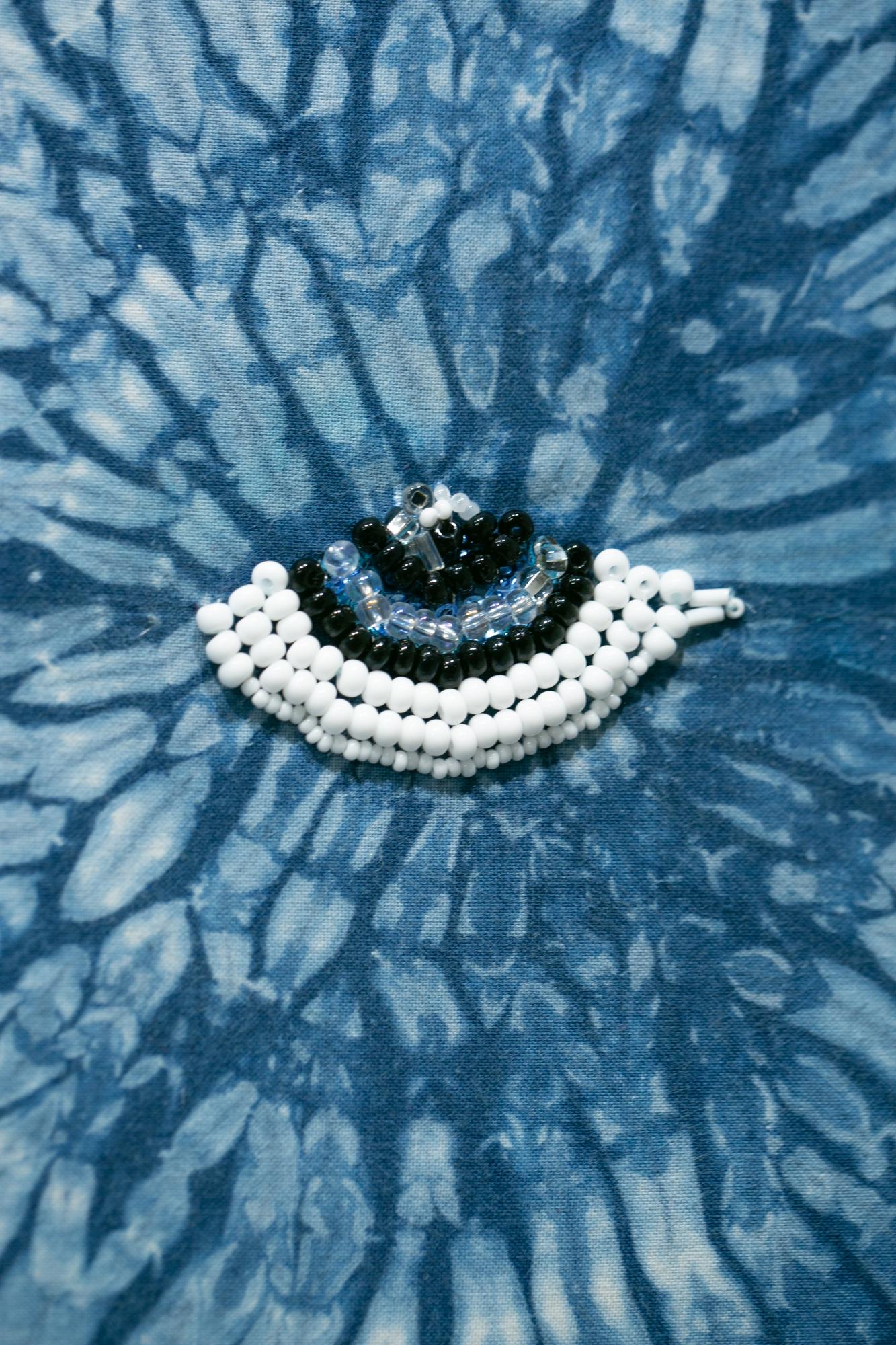 «lly washer », bleu, teinture indigo, paillettes, broderie de perles, œil - Contemporain Art par Katherine Heisler