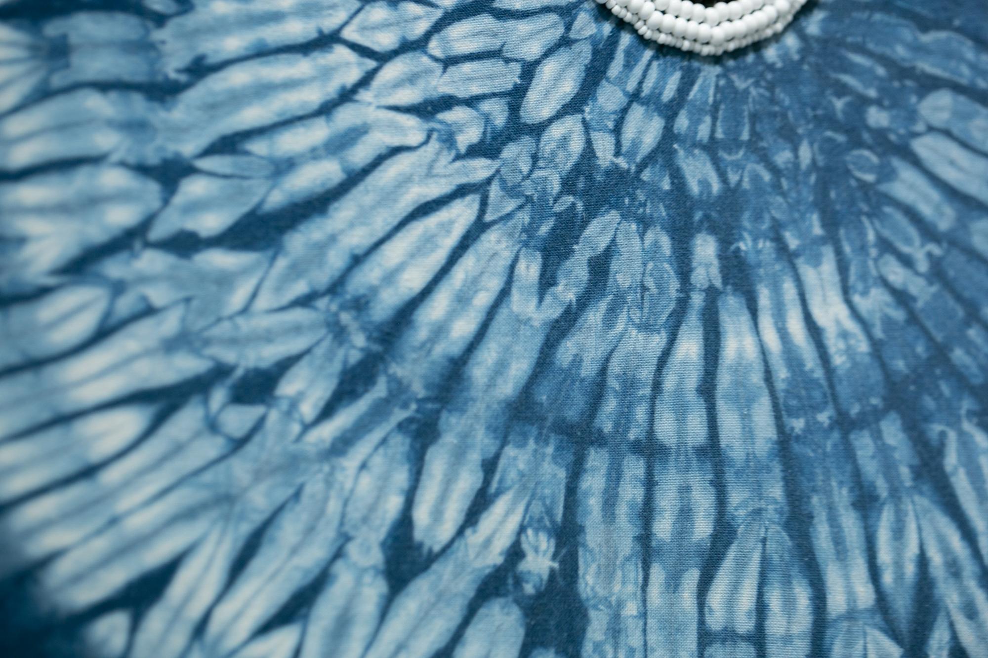 «lly washer », bleu, teinture indigo, paillettes, broderie de perles, œil en vente 3