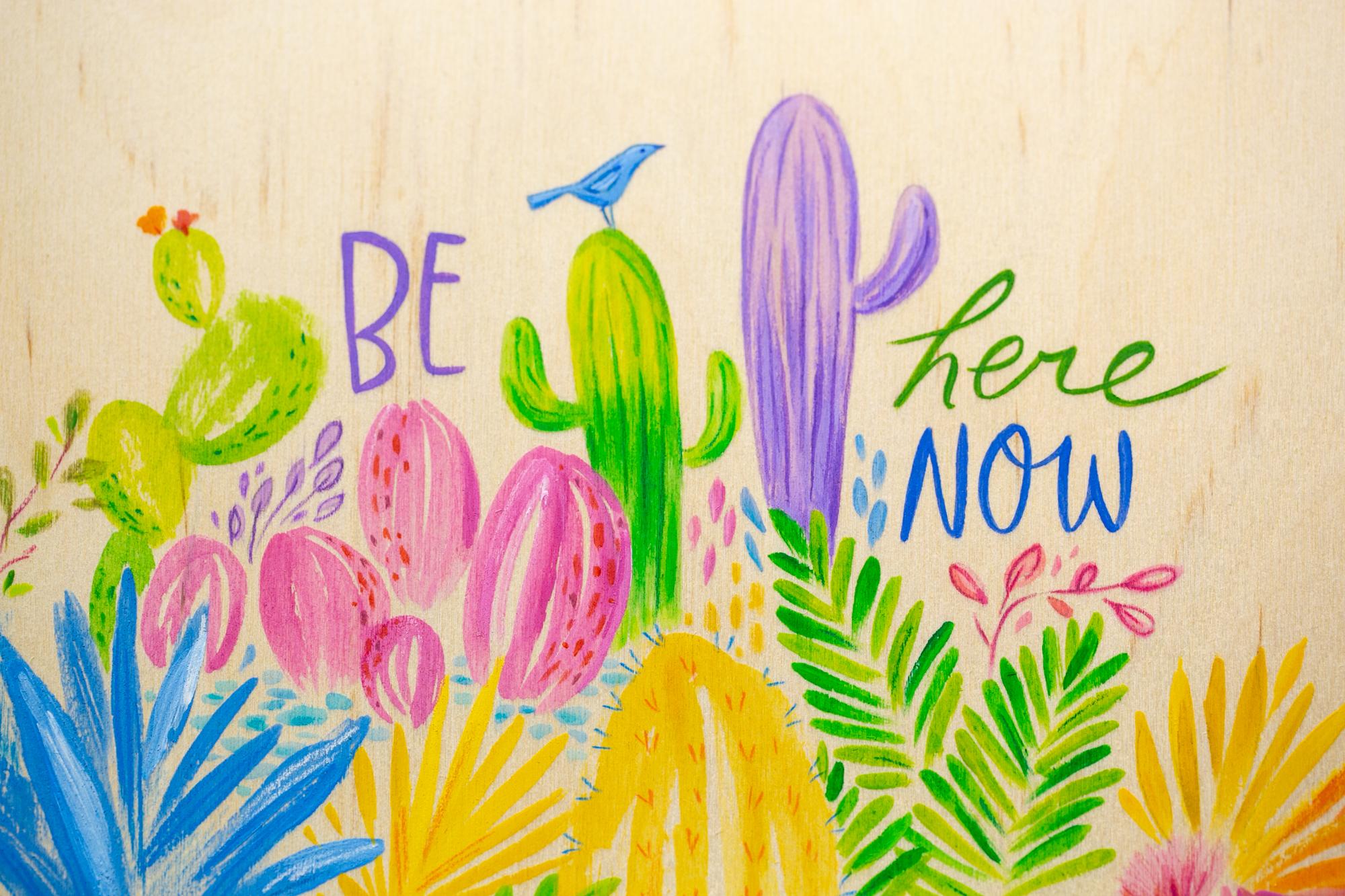 « Be Here Now », peinture florale, texte, bois exposé, couleurs vives et vives - Art de Melissa Lomax