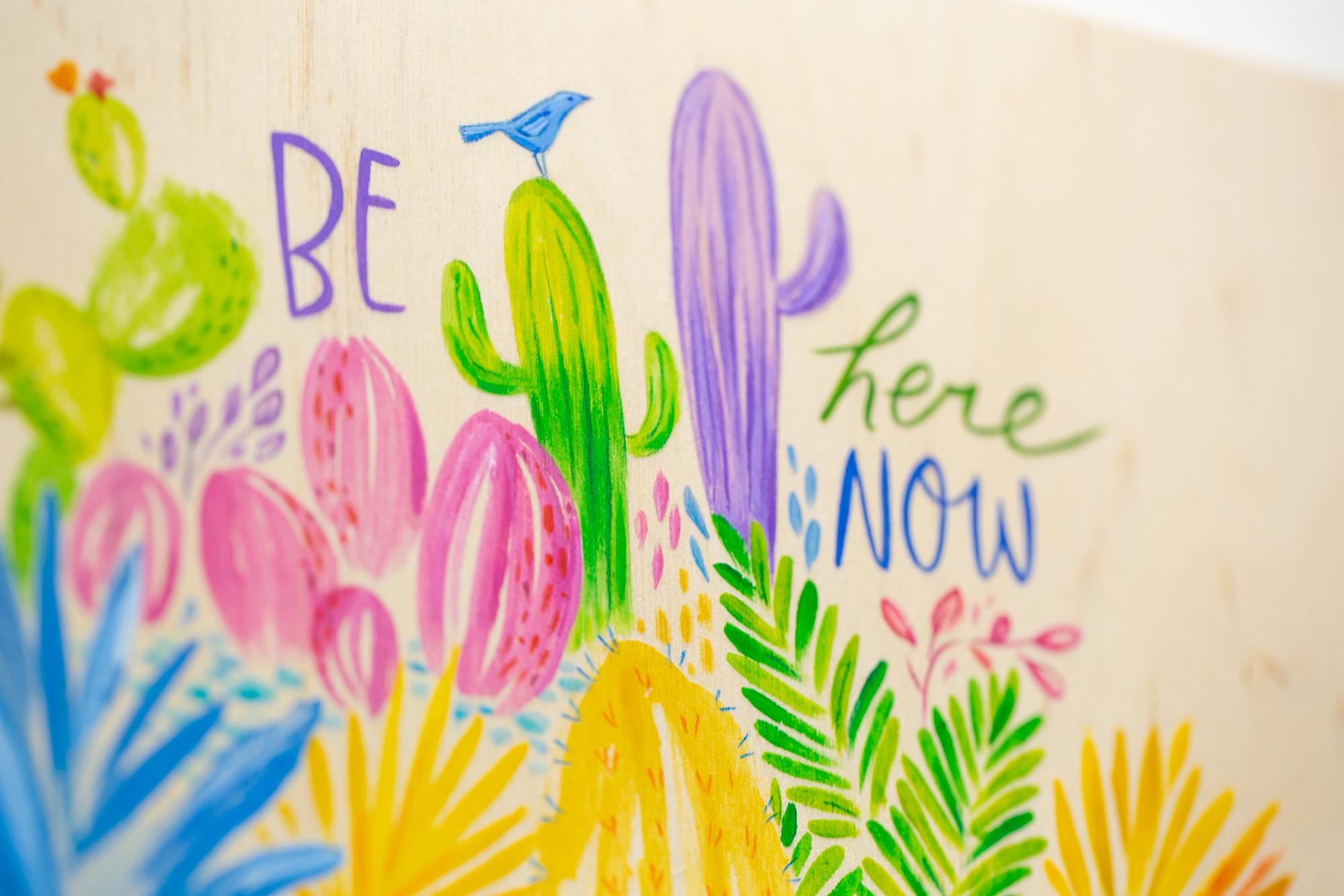 « Be Here Now », peinture florale, texte, bois exposé, couleurs vives et vives en vente 3