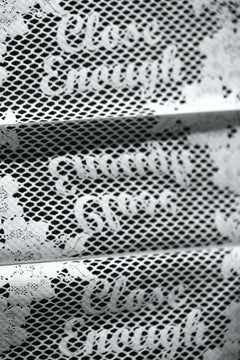 "Suficientemente cerca", Escultura de toalla de papel cortada a mano, Texto, Objeto encontrado, Blanco