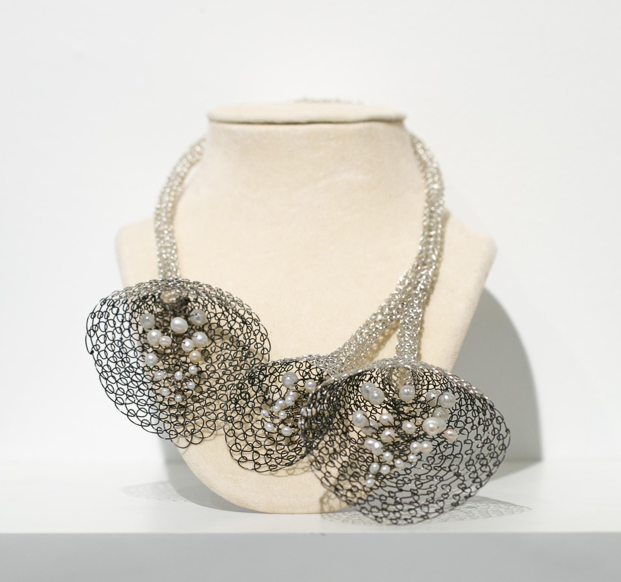 Collier « Begin to Bloom » en fil d'argent sterling fait à la main avec perles d'eau douce - Sculpture de April Field