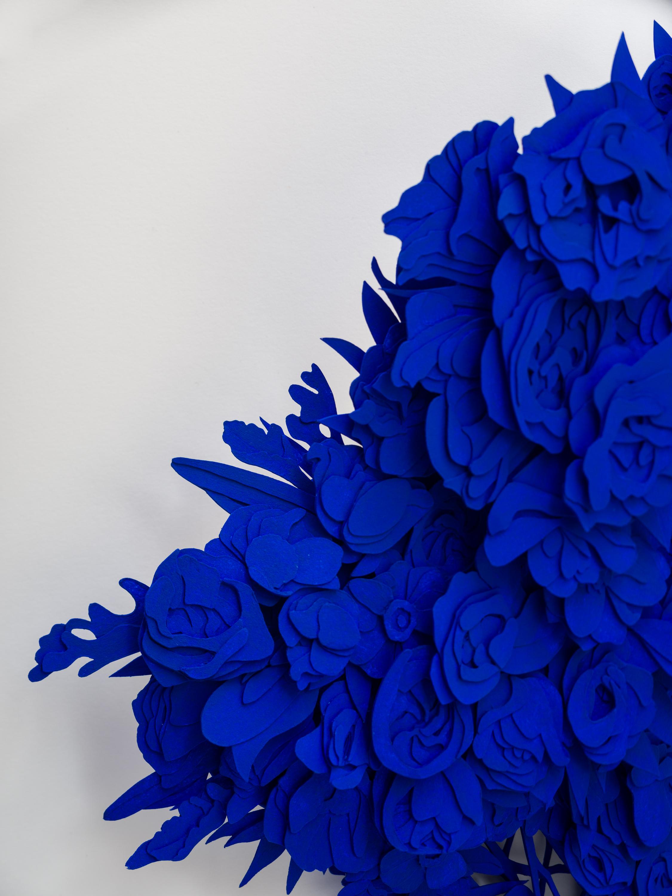 « Explosion #11 », sculpture de fleurs en papier taillé bleu cobalt, œuvre d'art florale - Contemporain Sculpture par Joey Bates